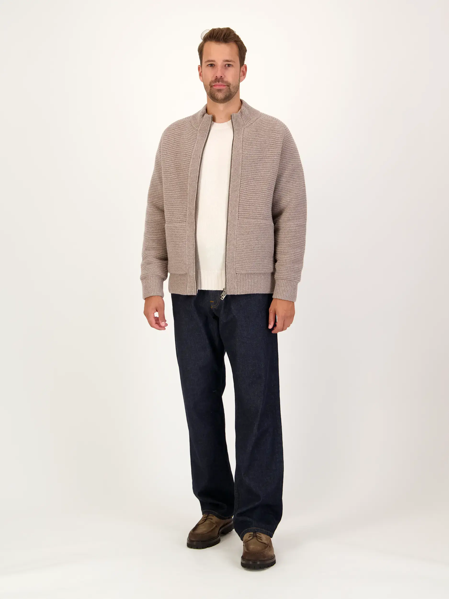 Mid Rise Wide Leg Jeans 'Otis' - Artikel Teil eines Outfits getragen von einem Modell - Farbe: Blau