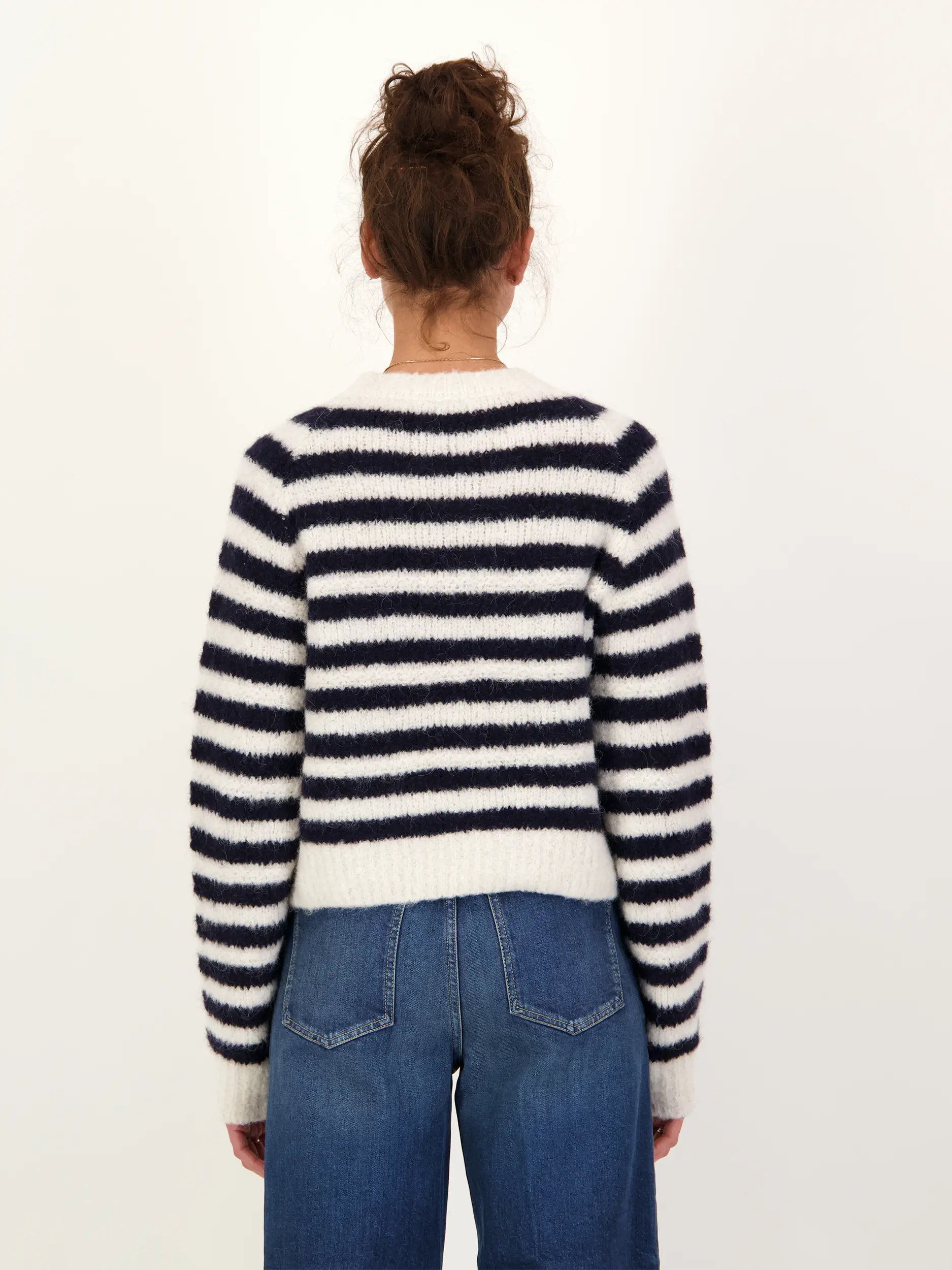 Gestreifter Pullover 'Pulloverstripe' aus Alpaka langarm - Artikel Rückseite getragen von einem Modell - Farbe: Blau