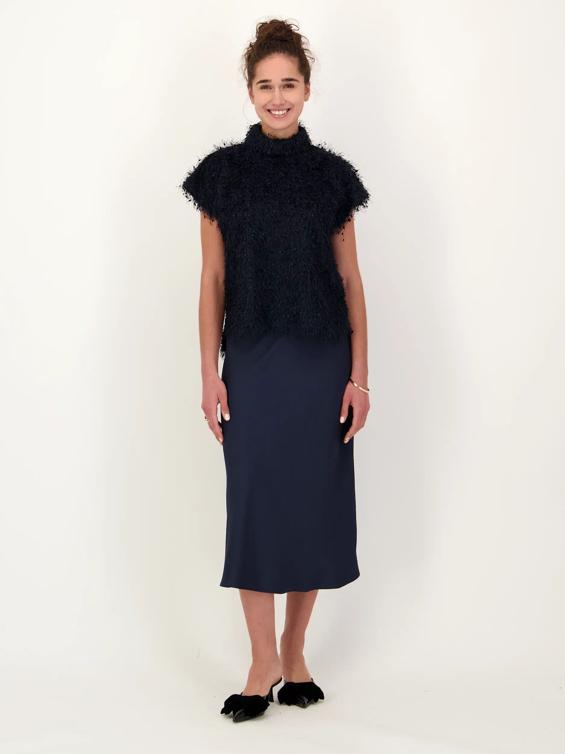 Bluse 'Alaria' mit Fransen kurzarm - Artikel Teil eines Outfits getragen von einem Modell - Farbe: Blau