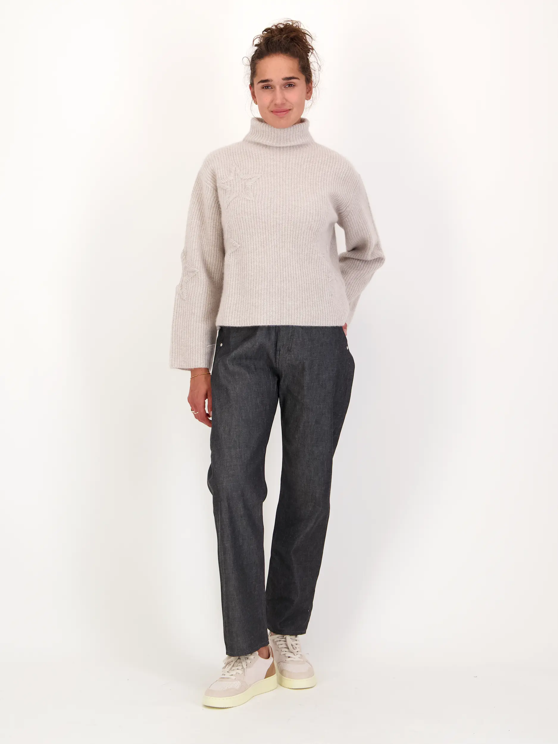 Gerippter Pullover aus Kaschmir-Mix langarm - Artikel Teil eines Outfits getragen von einem Modell - Farbe: Beige