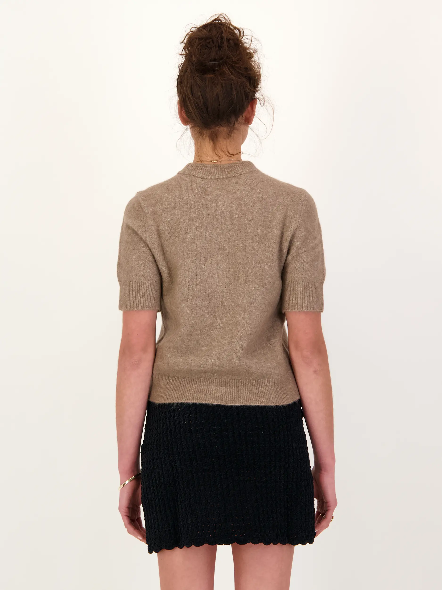 Strickjacke 'Sanoura' aus Wolle kurzarm - Artikel Rückseite getragen von einem Modell - Farbe: Braun