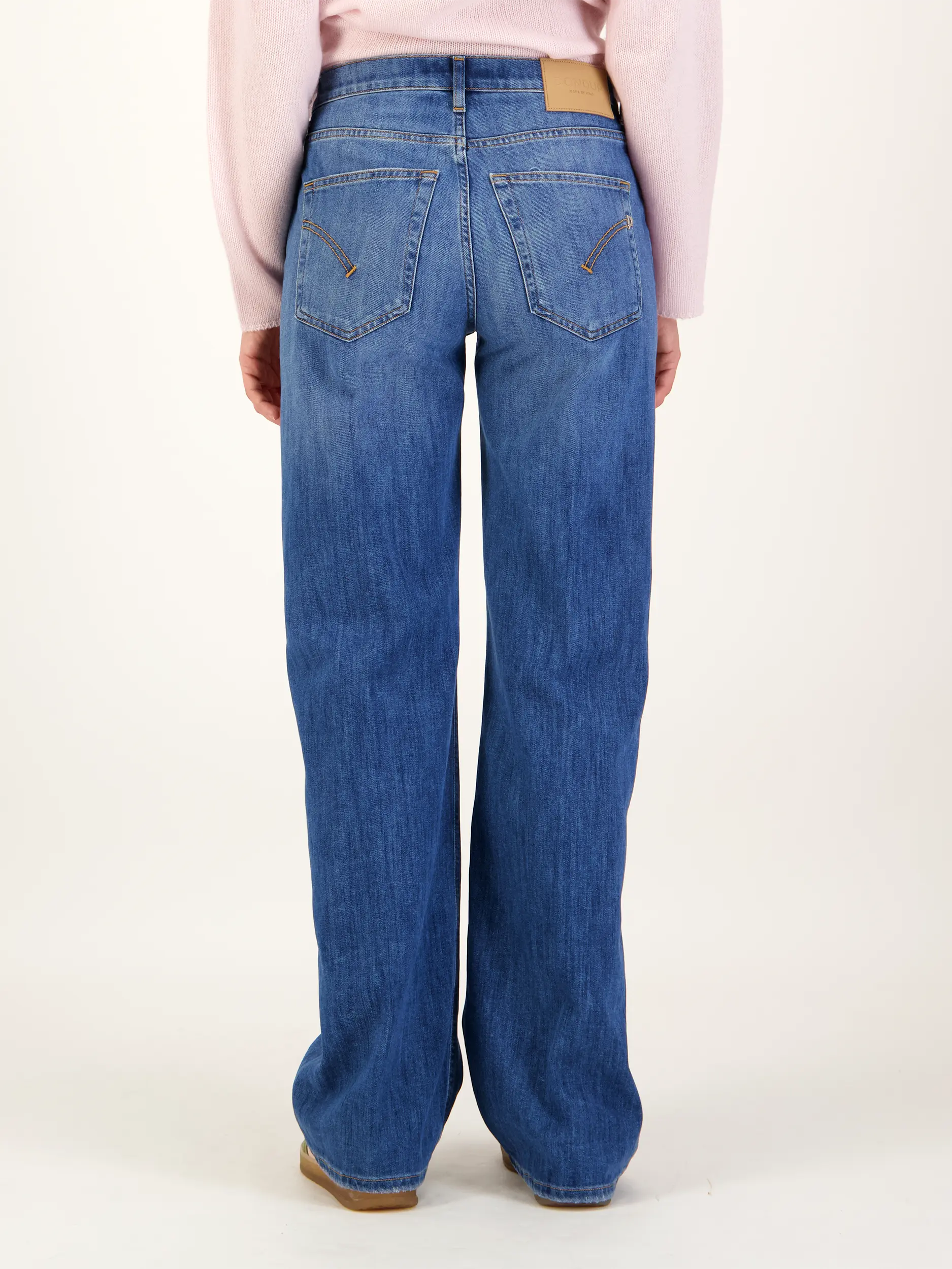 Mid Rise Wide Leg Jeans 'Jacky' - Artikel Rückseite getragen von einem Modell