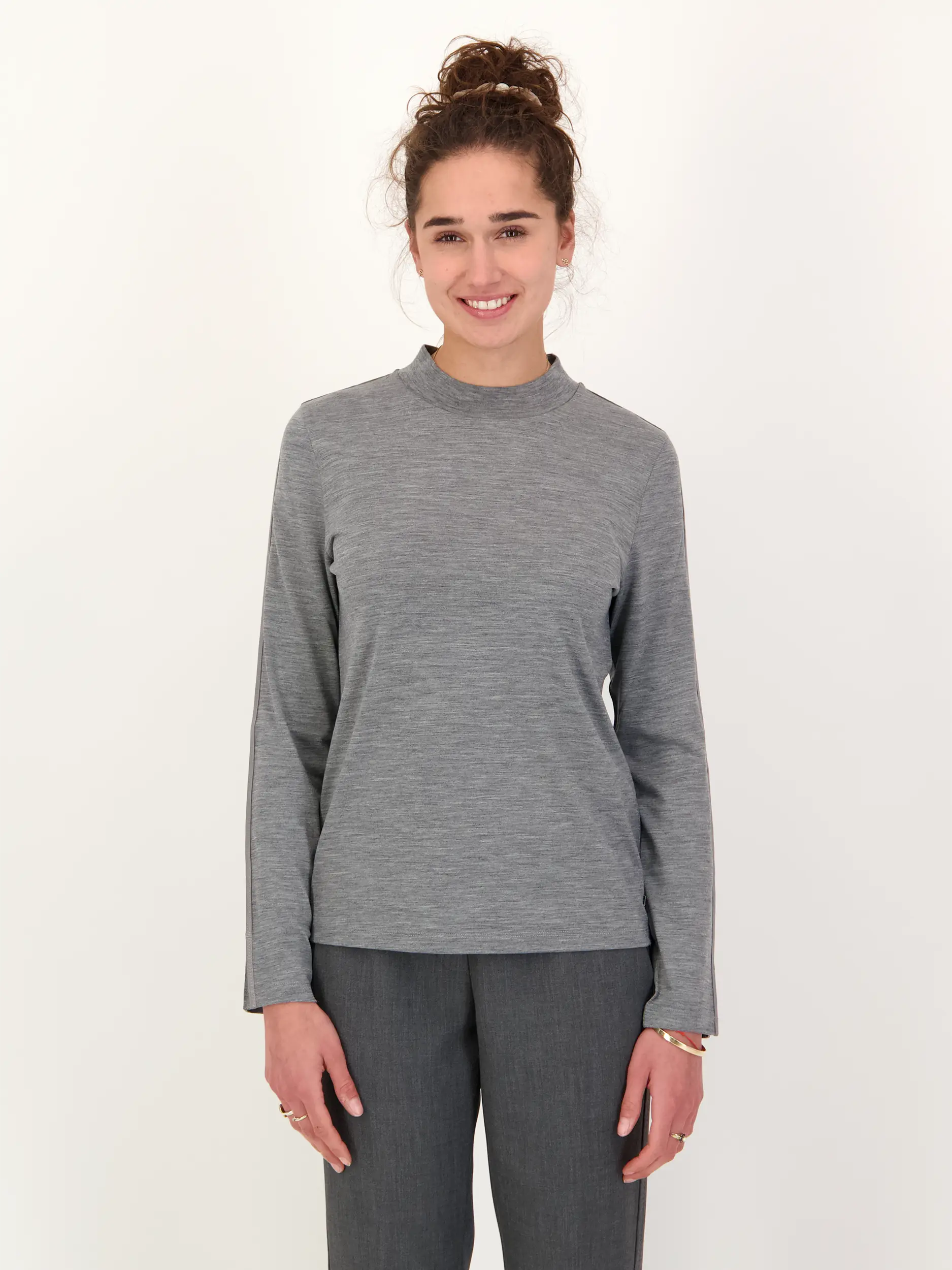 Langarmshirt 'Whitney' aus Wolle - Artikel Vorderseite getragen von einem Modell - Farbe: Grau