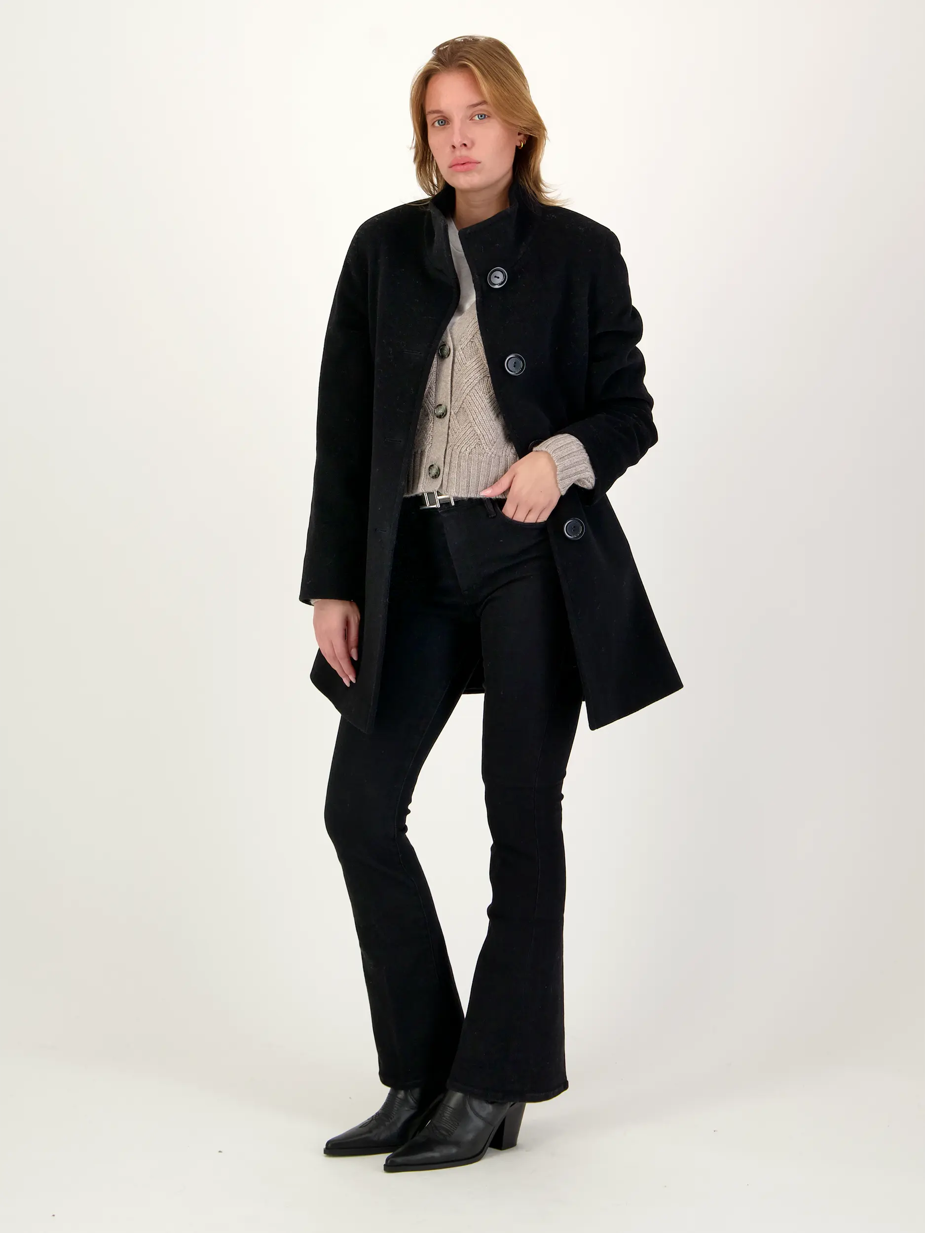 Strickjacke aus Wolle - Artikel Teil eines Outfits getragen von einem Modell - Farbe: Braun