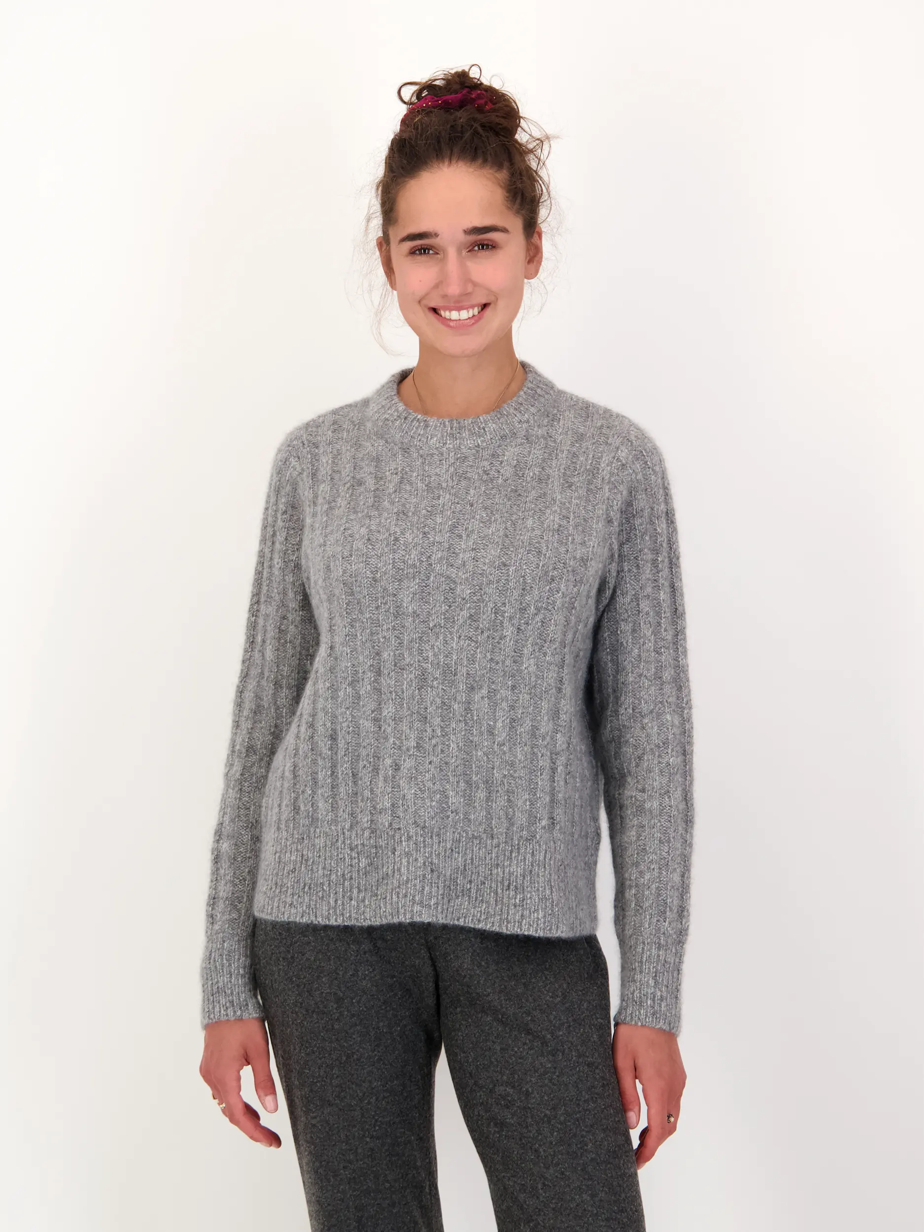 Pullover aus Kaschmir langarm - Artikel Vorderseite getragen von einem Modell - Farbe: Grau