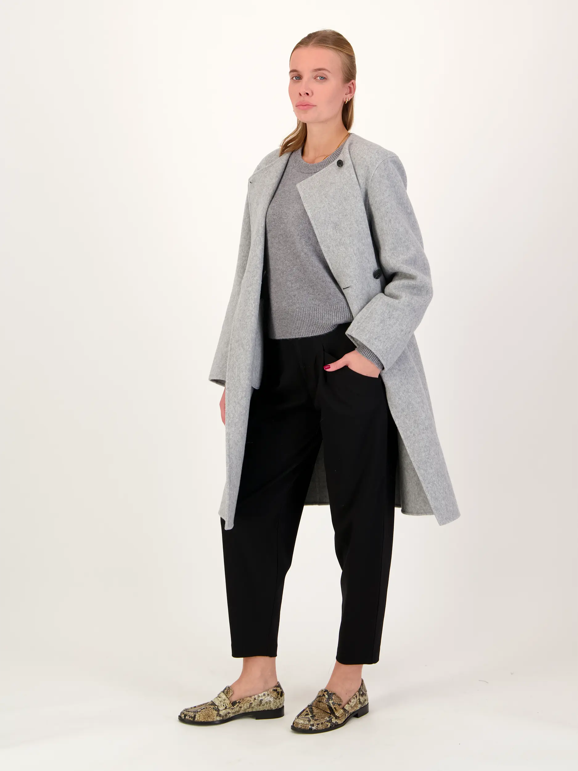 Wollmantel 'Georgina' - Artikel Teil eines Outfits getragen von einem Modell - Farbe: Grau