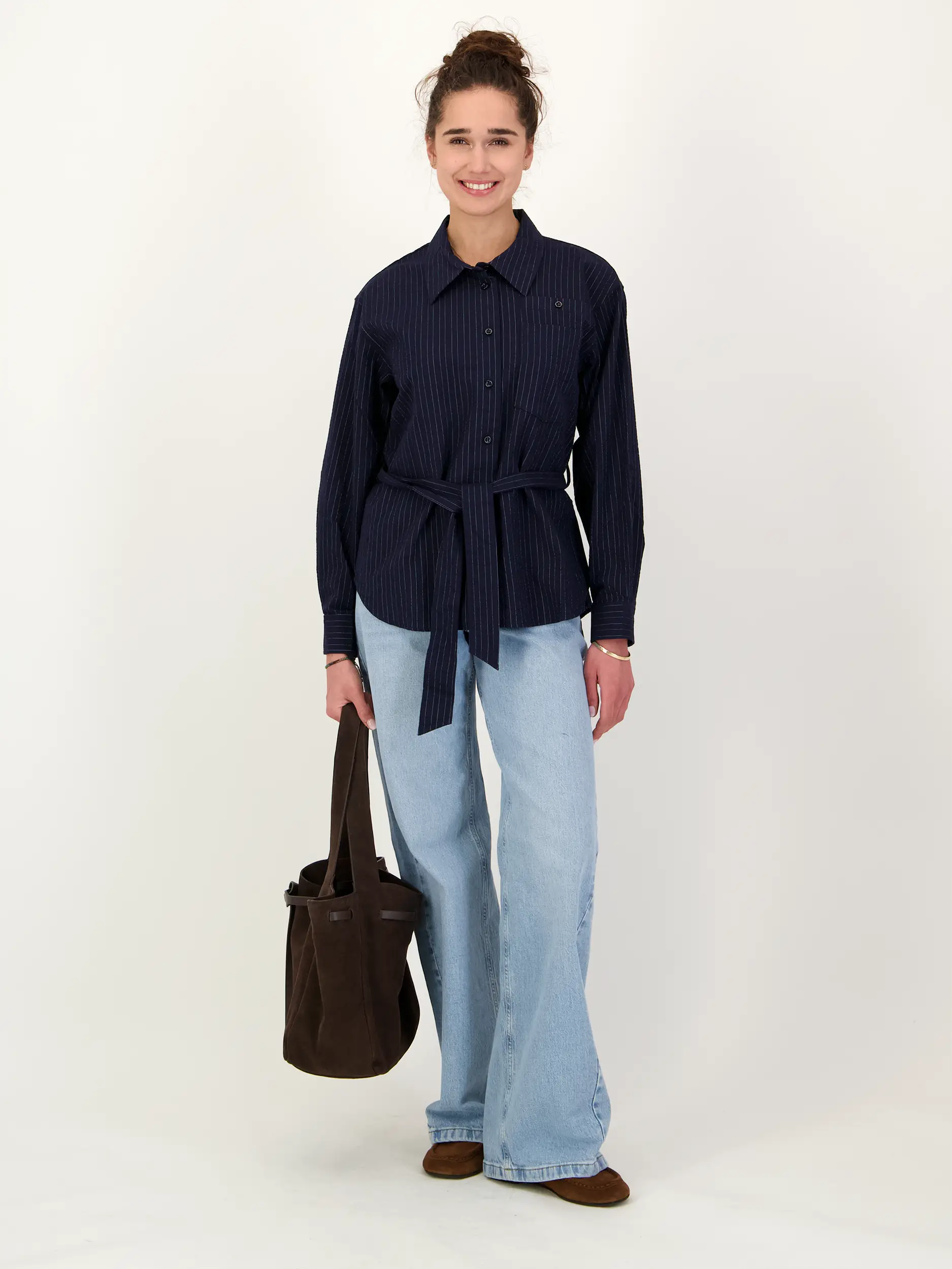 Bluse langarm - Artikel Teil eines Outfits getragen von einem Modell - Farbe: Blau