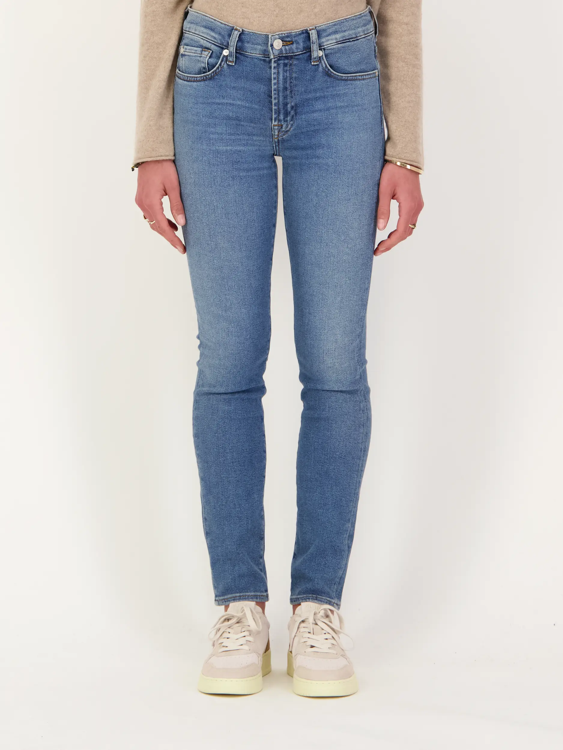 Mid Rise Slim Fit Jeans 'Roxanne' - Artikel Vorderseite getragen von einem Modell - Farbe: Blau
