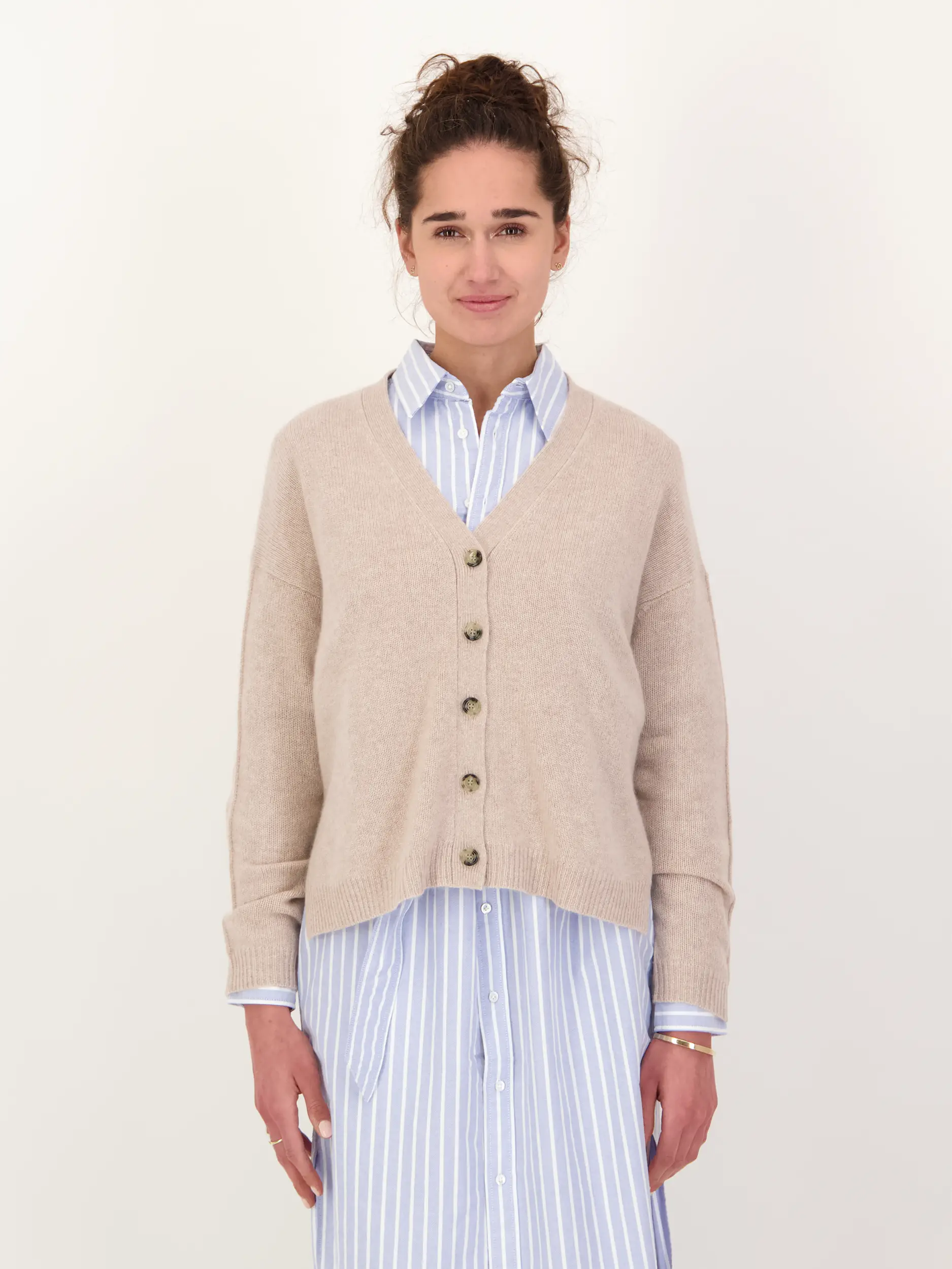 Strickjacke aus Kaschmir - Artikel Vorderseite getragen von einem Modell - Farbe: Beige