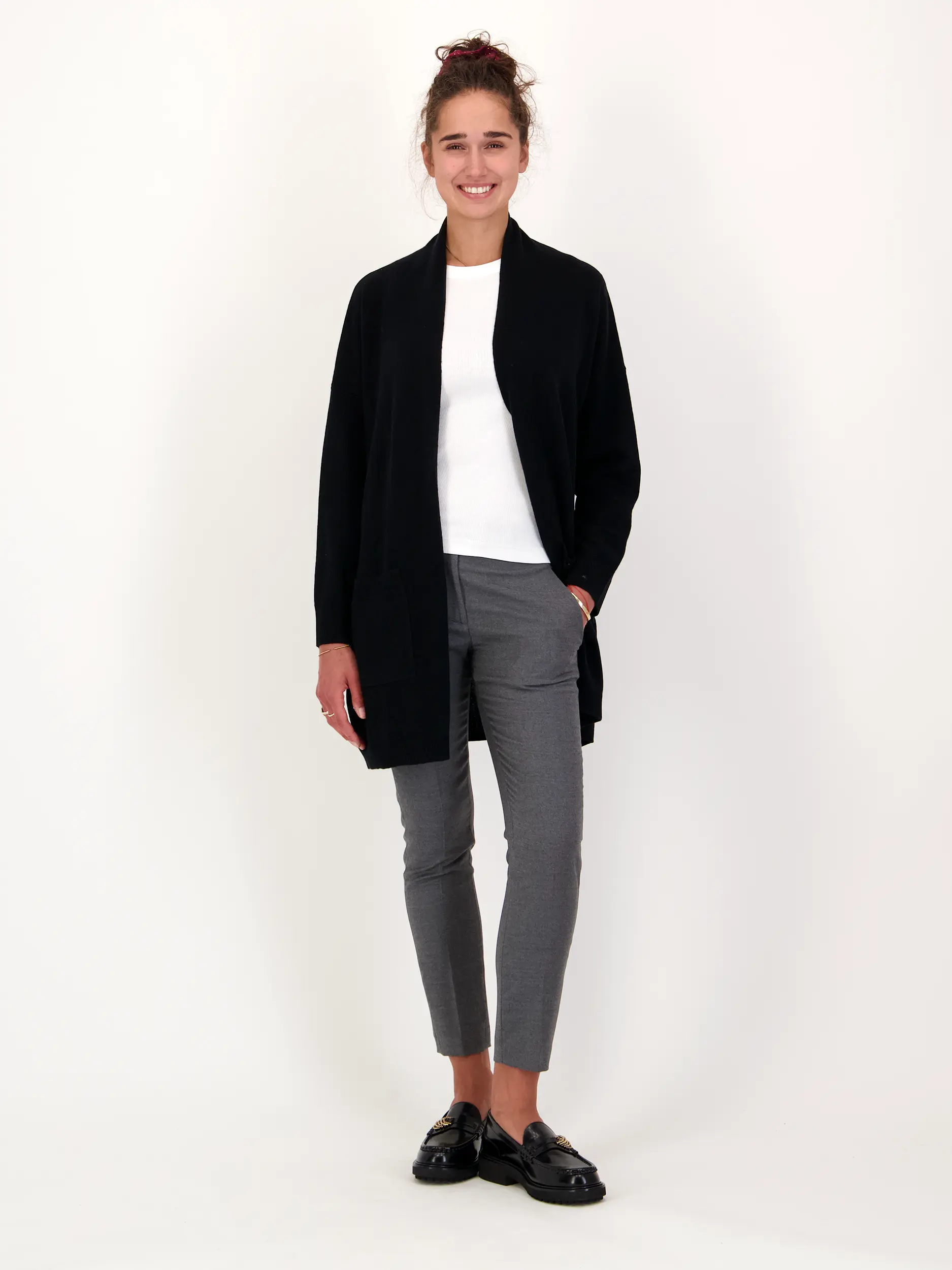 Wollhose 'Perfect' - Artikel Teil eines Outfits getragen von einem Modell - Farbe: Grau