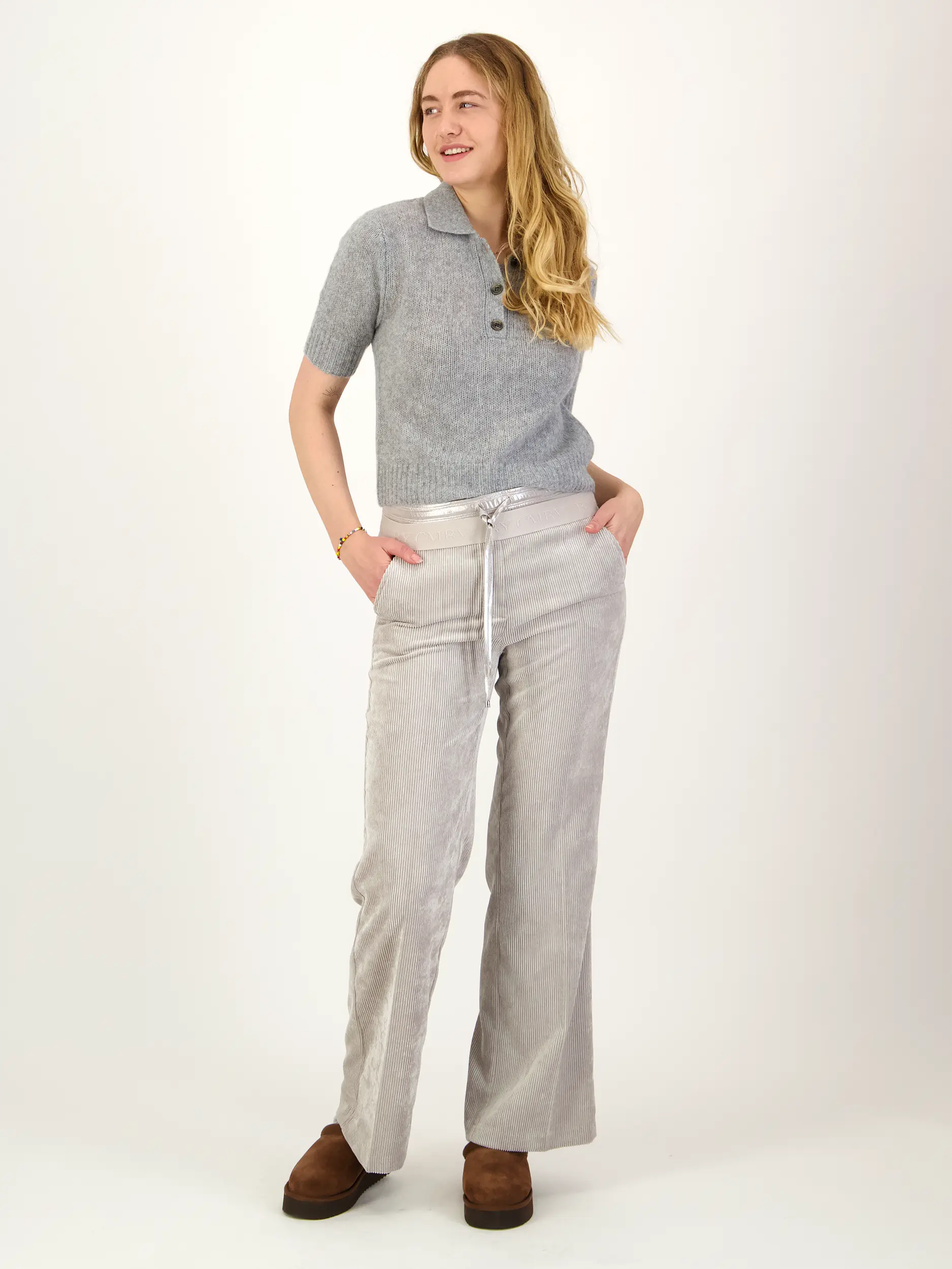 Pullover 'Masy'  - Artikel Teil eines Outfits getragen von einem Modell - Farbe: Grau