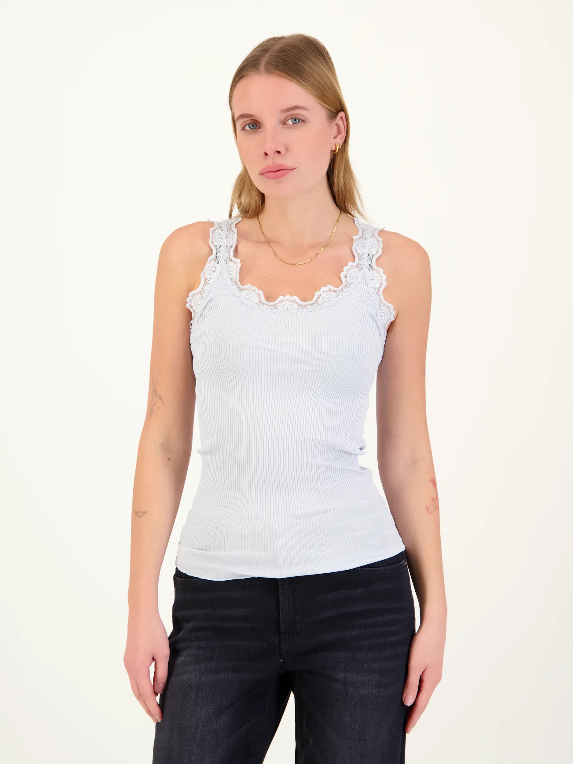 Rippstricktop mit Spitze aus Seiden-Mix - Artikel Vorderseite getragen von einem Modell - Farbe: Blau