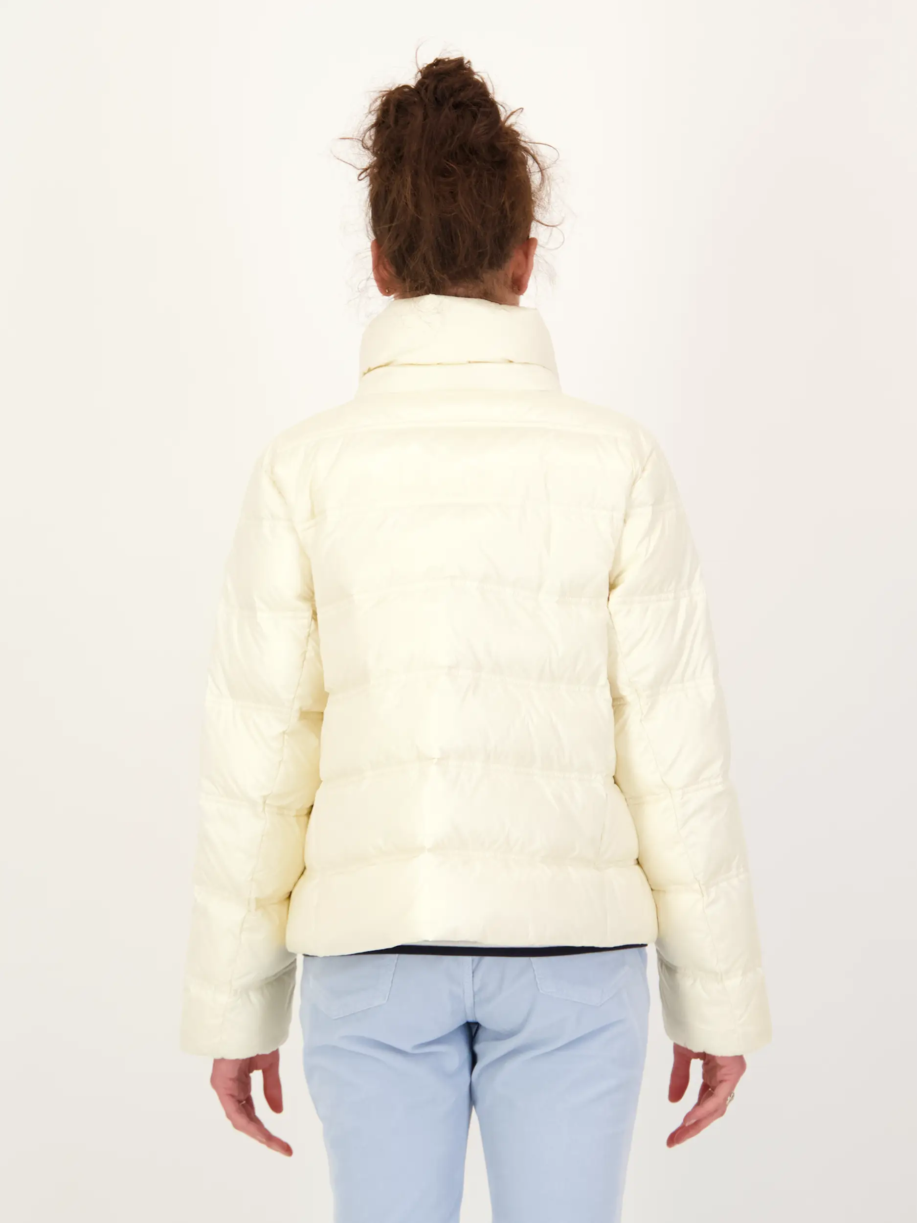 Daunenjacke 'Leslie' - Artikel Rückseite getragen von einem Modell - Farbe: Creme