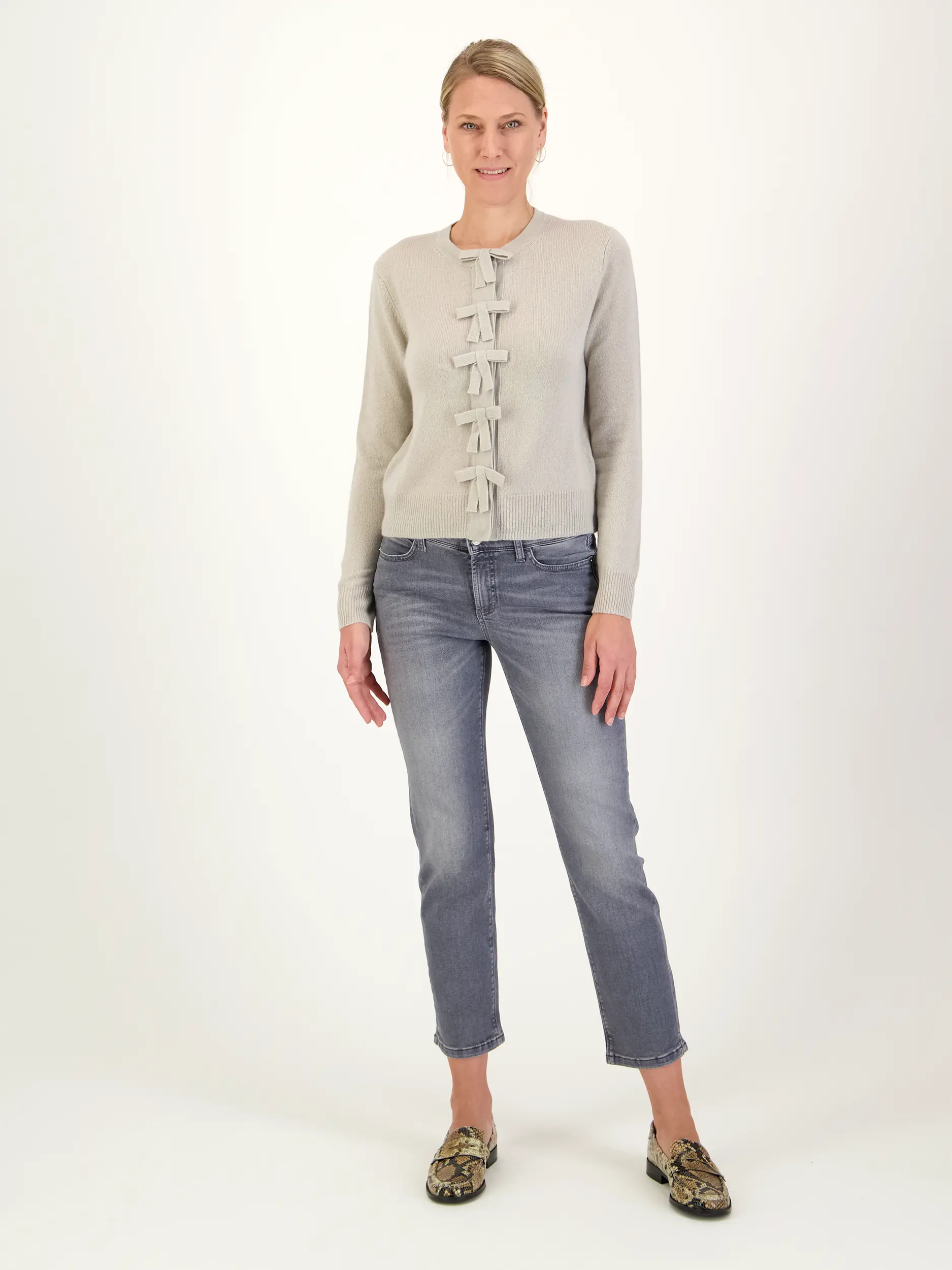 Strickjacke mit Schleifen aus Kaschmir - Artikel Teil eines Outfits getragen von einem Modell - Farbe: Grau
