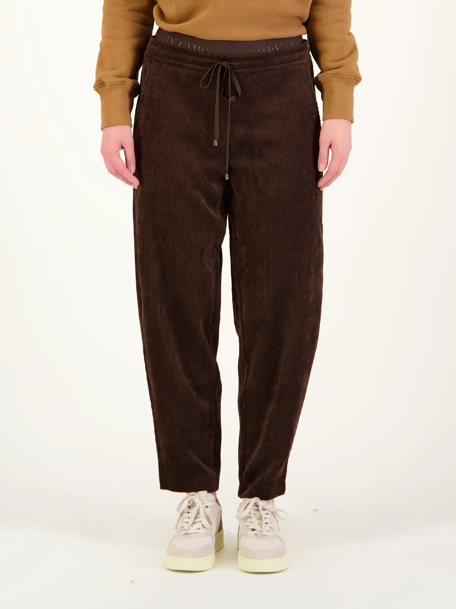 Cordhose 'Eden' - Artikel Vorderseite getragen von einem Modell - Farbe: Braun