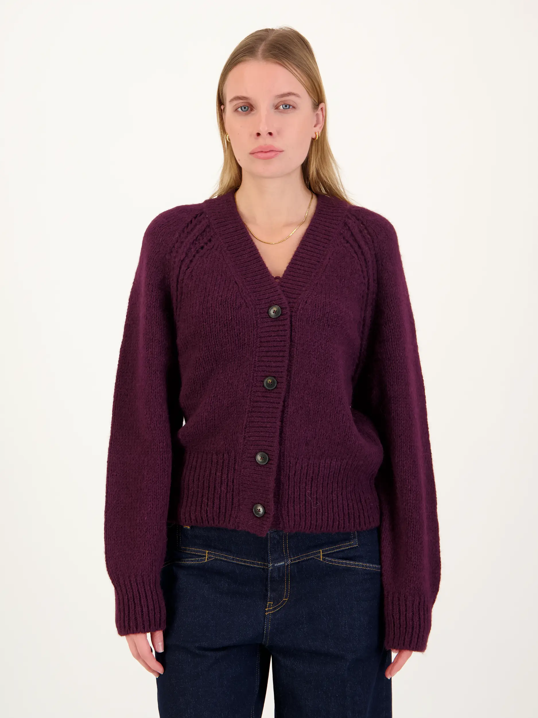 Strickjacke aus Alpaka - Artikel Vorderseite getragen von einem Modell - Farbe: Rot