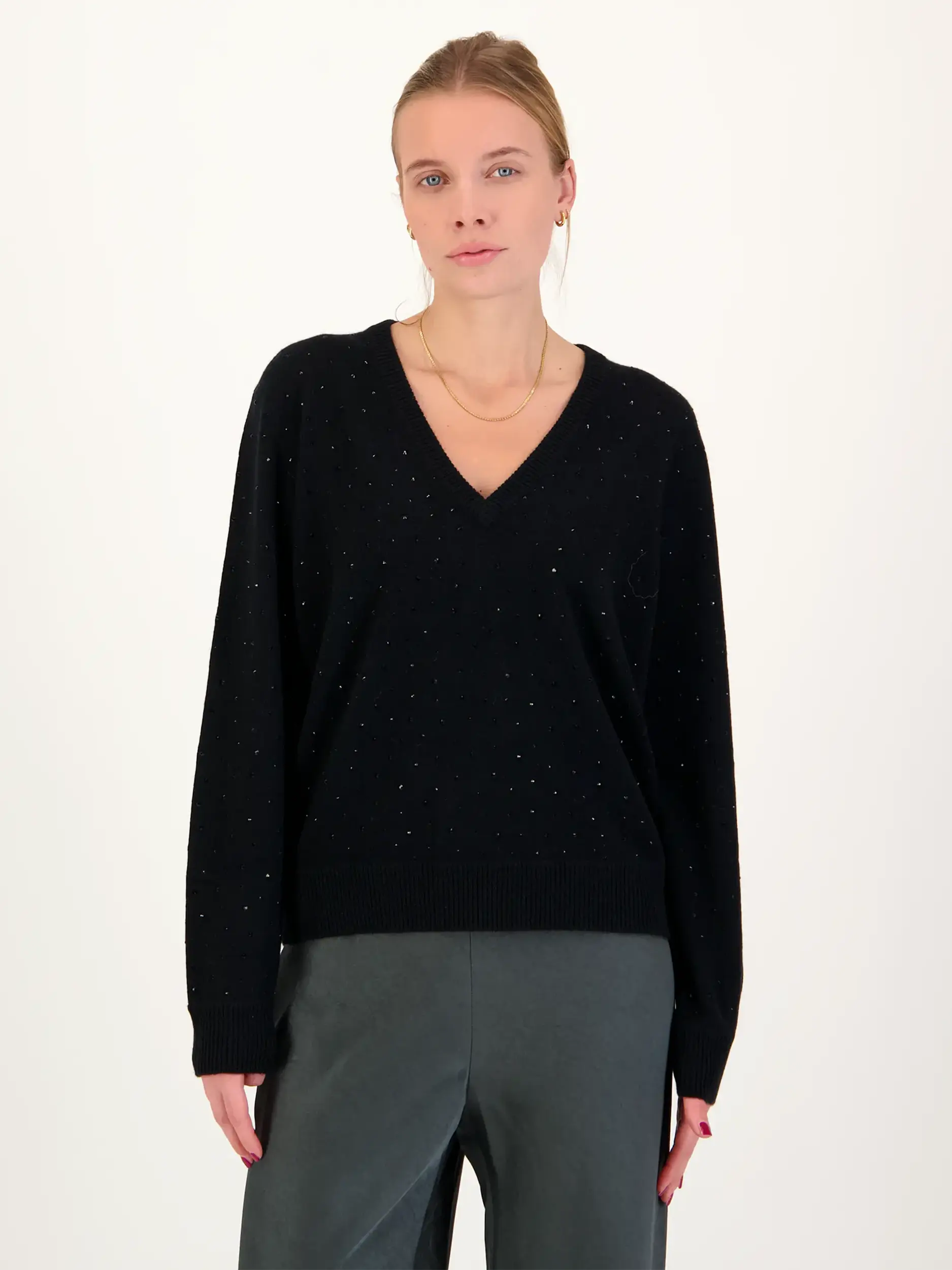Pullover aus Wolle langarm - Artikel Vorderseite getragen von einem Modell - Farbe: Schwarz