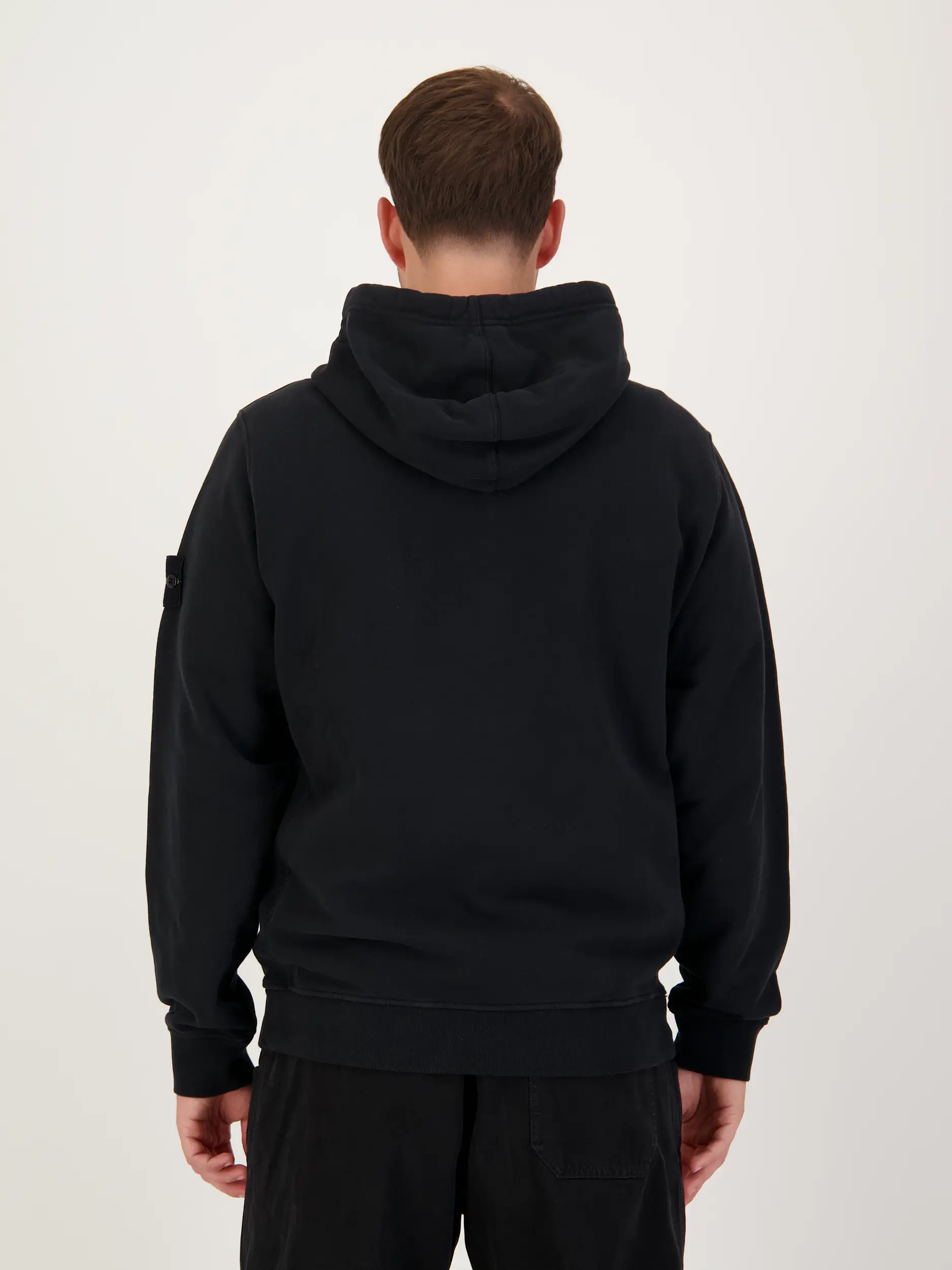 Sweatjacke - Artikel Rückseite getragen von einem Modell - Farbe: Schwarz