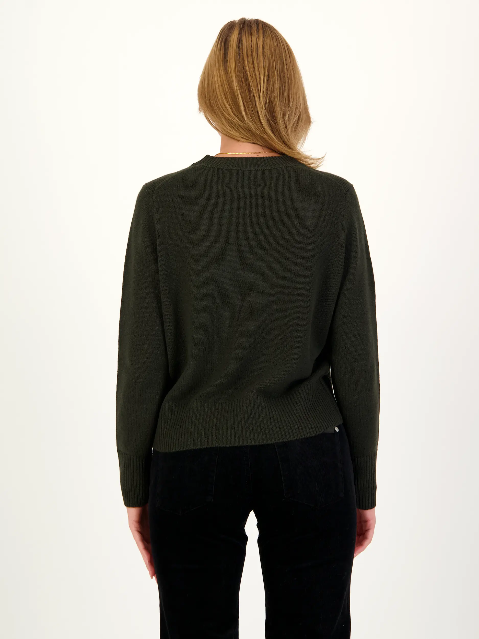Pullover aus Kaschmir langarm - Artikel Rückseite getragen von einem Modell - Farbe: Grün