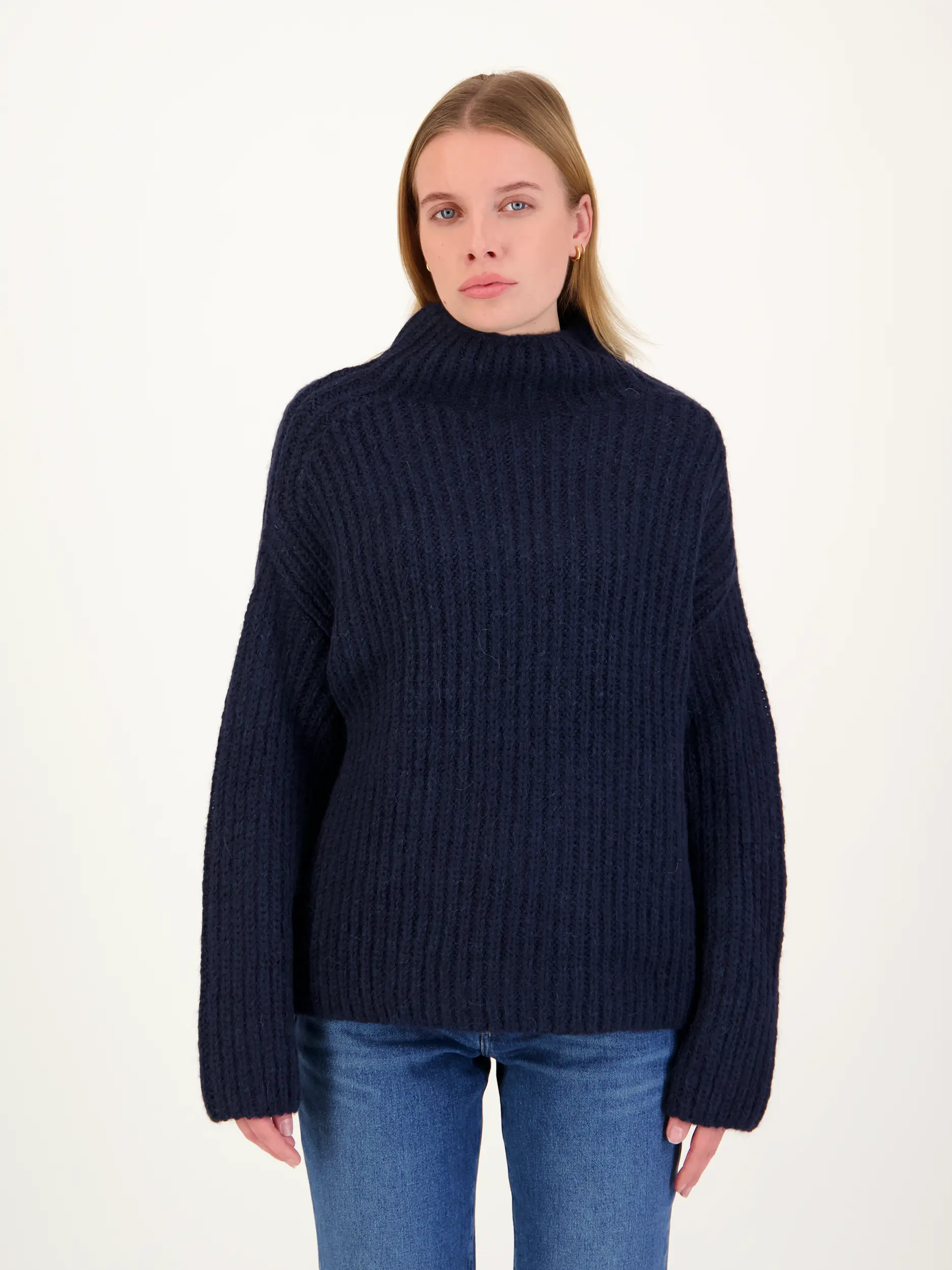 Pullover aus Alpaka langarm - Artikel Vorderseite getragen von einem Modell - Farbe: Blau