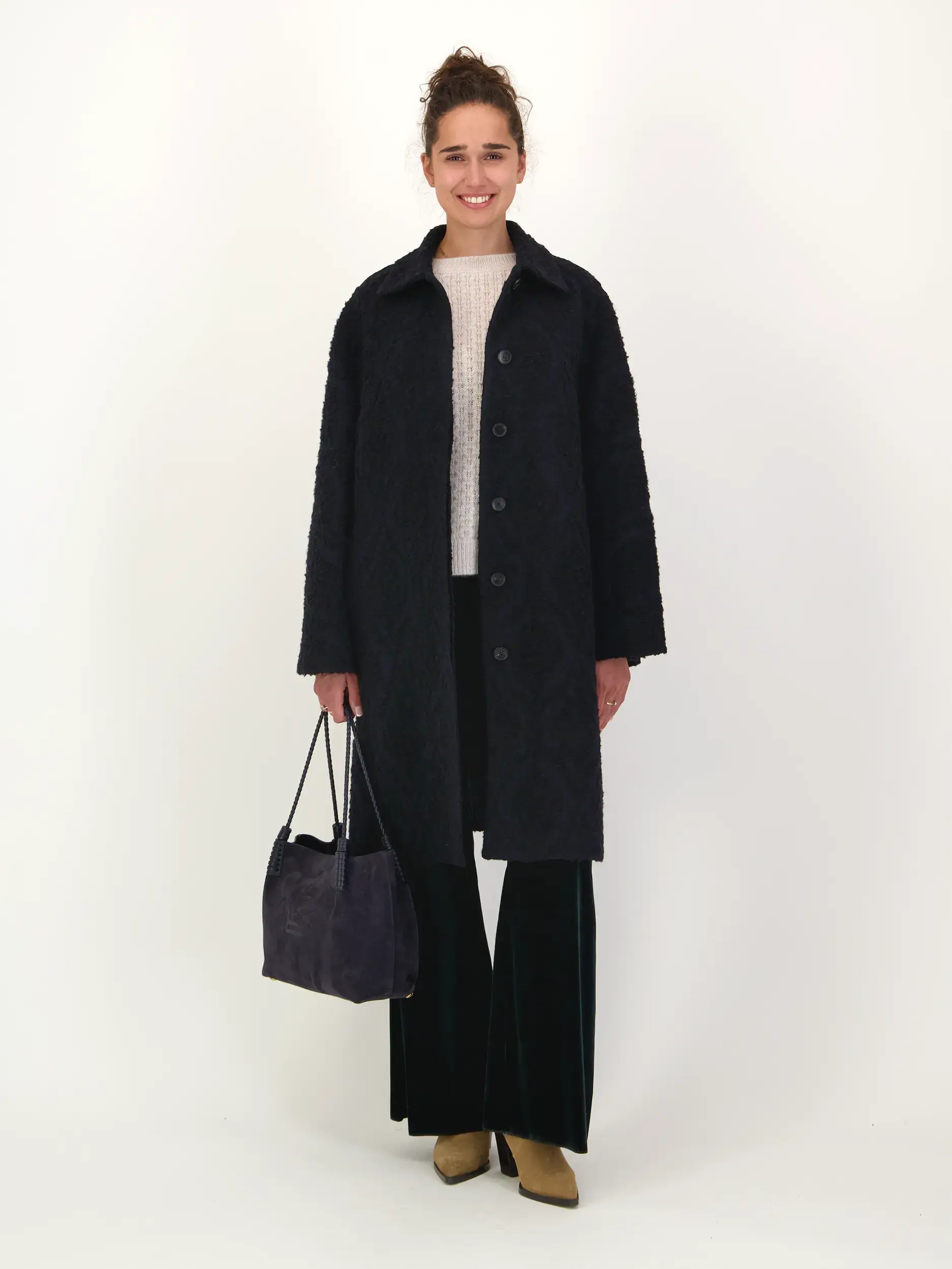 Mantel  - Artikel Teil eines Outfits getragen von einem Modell
