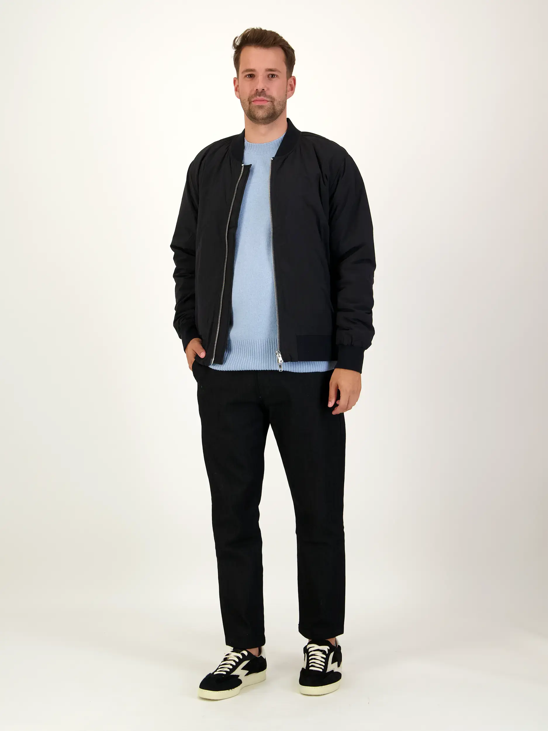 Pullover aus Kaschmir langarm - Artikel Teil eines Outfits getragen von einem Modell