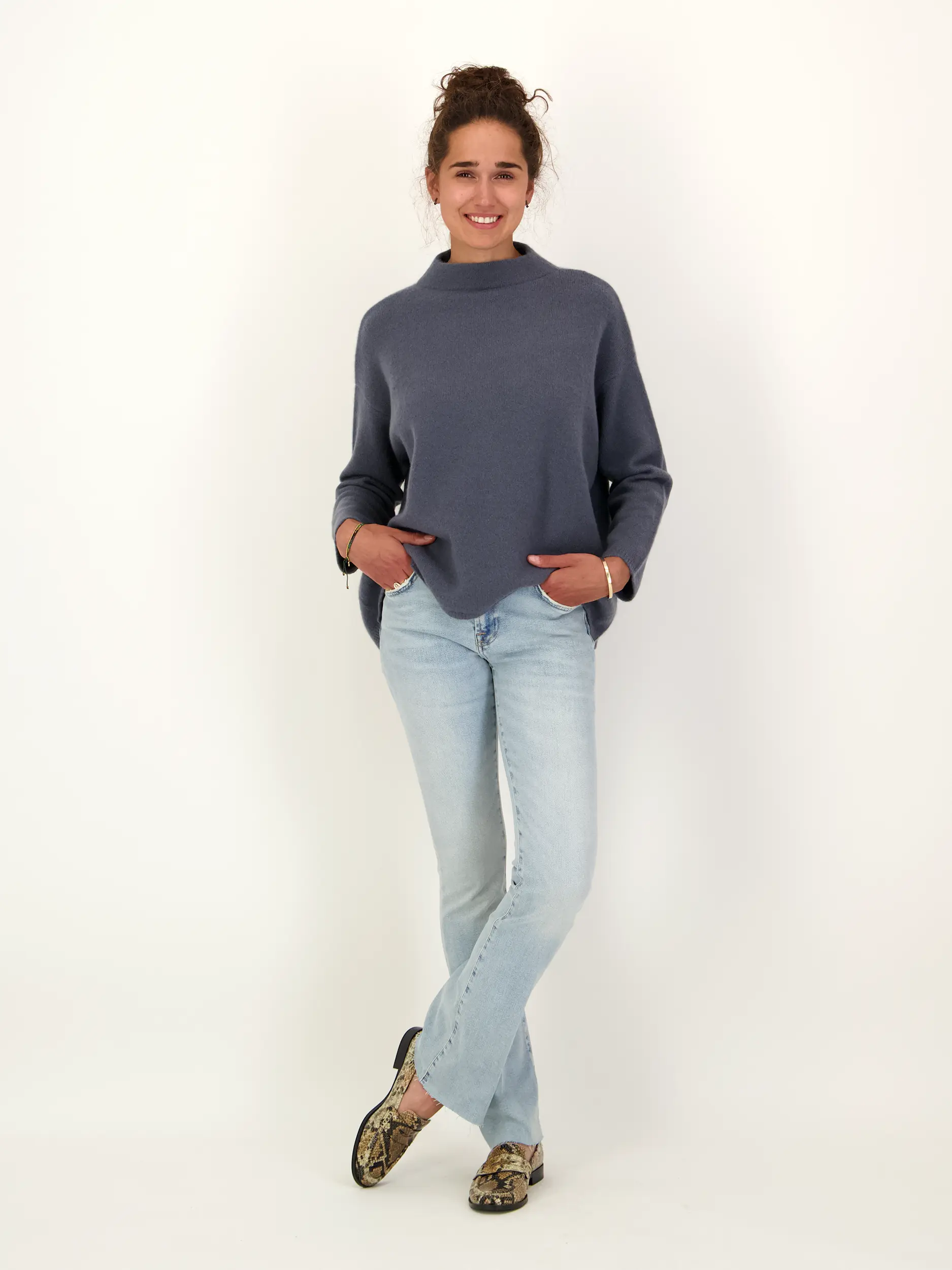Pullover 'Naomi' aus Kaschmir langarm - Artikel Teil eines Outfits getragen von einem Modell