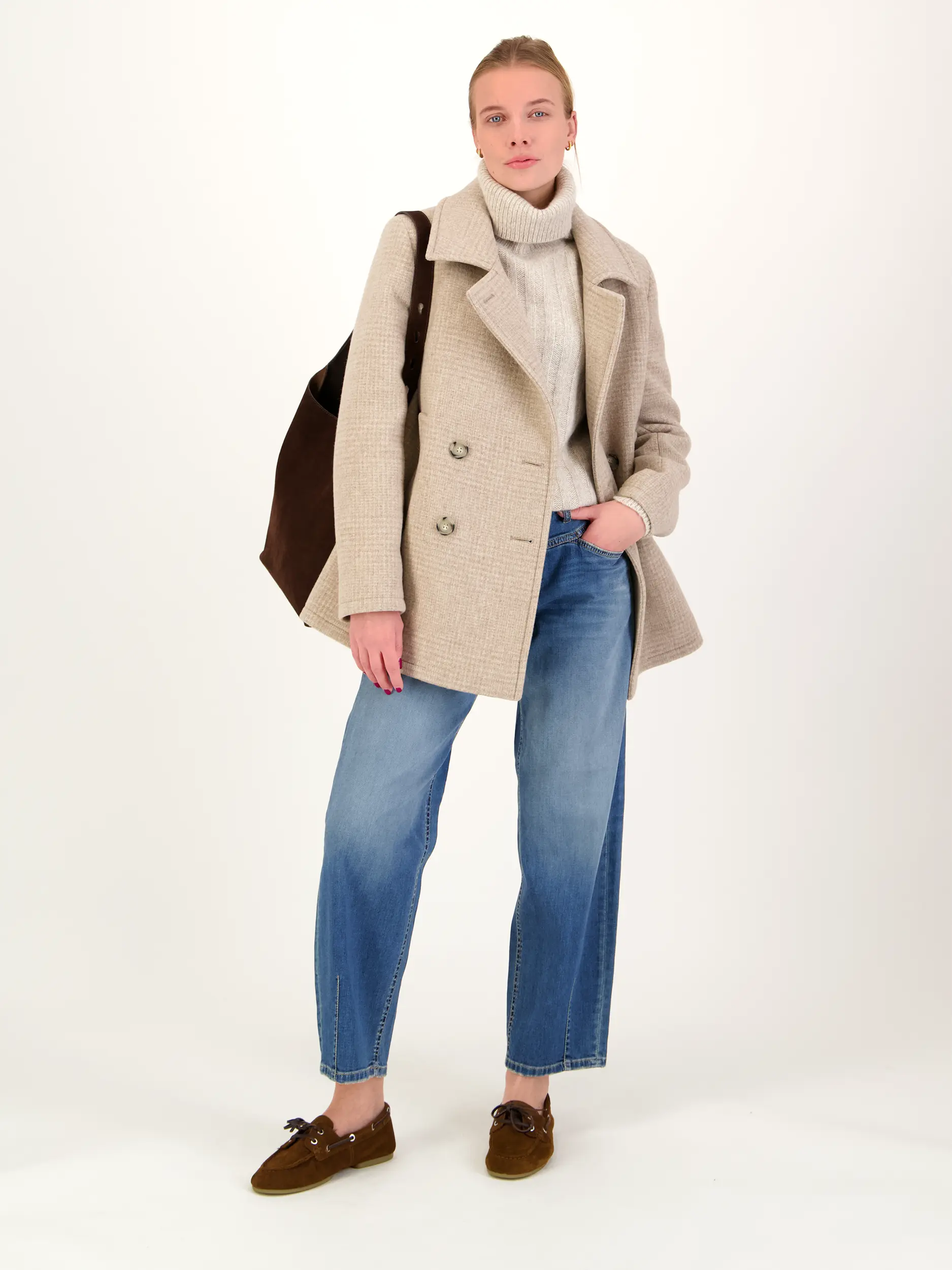 Cabanjacke aus Woll-Mix - Artikel Teil eines Outfits getragen von einem Modell - Farbe: Beige