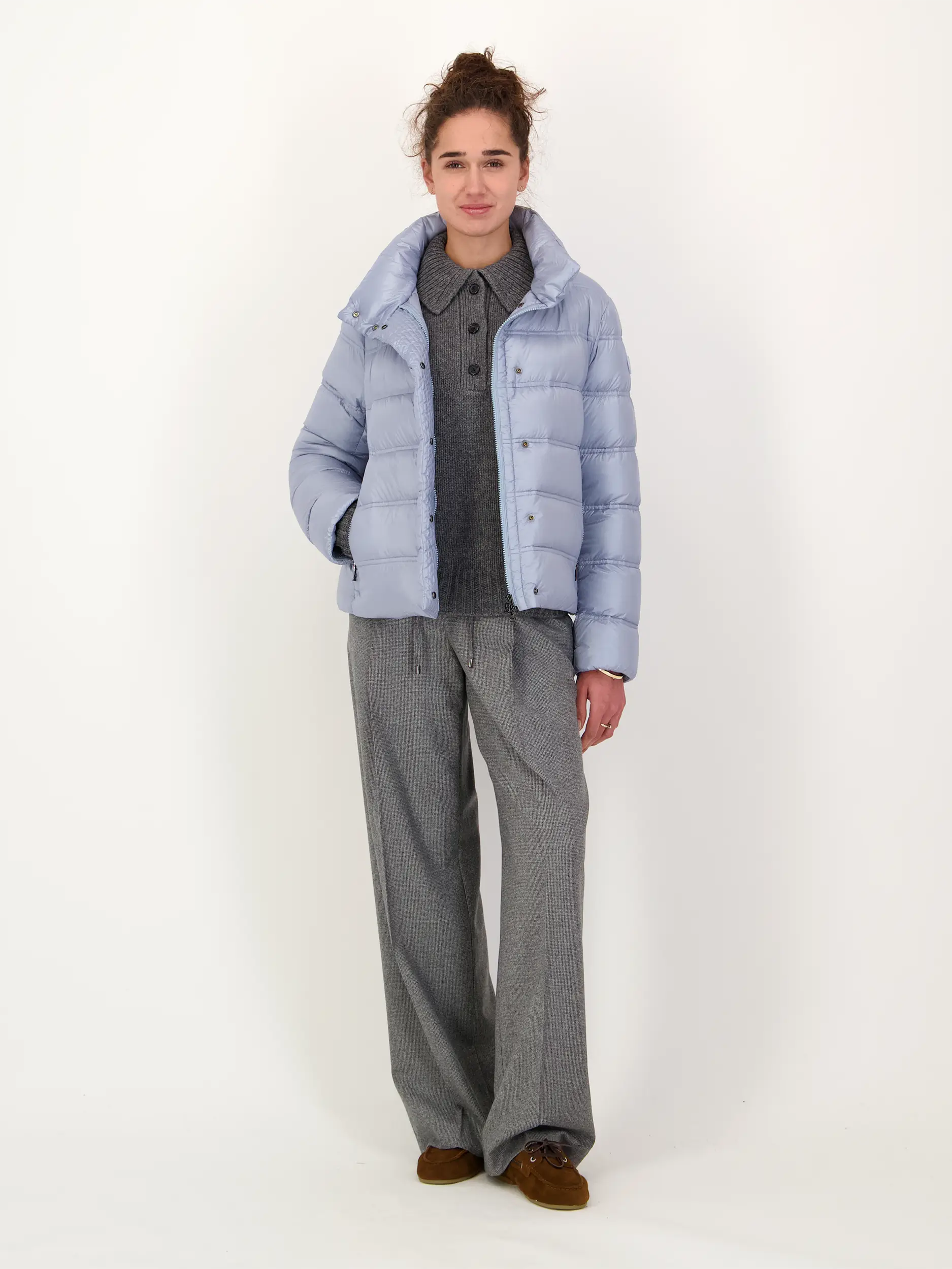 Daunenjacke 'Leslie' - Artikel Teil eines Outfits getragen von einem Modell - Farbe: Blau