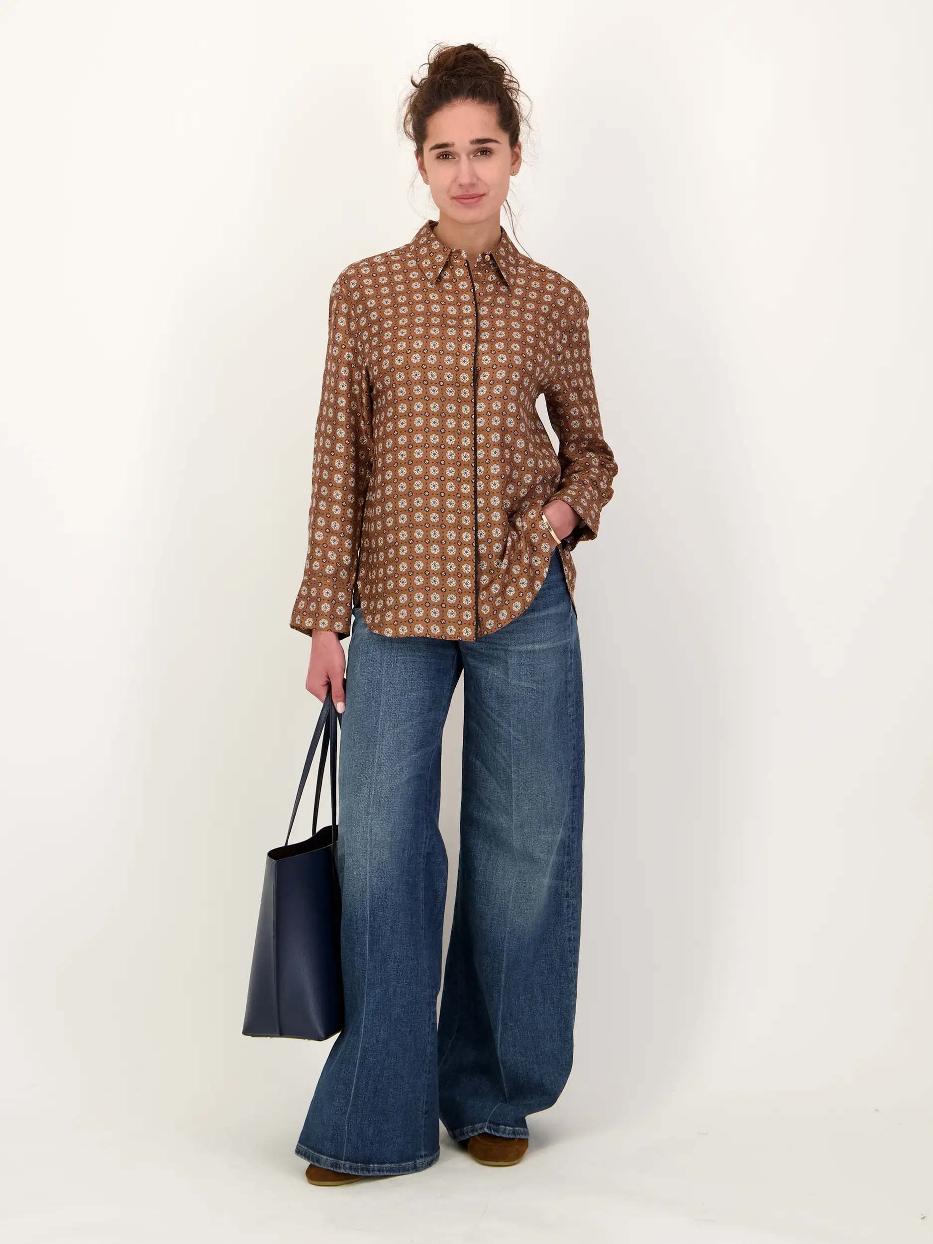 Seidenbluse mit Muster - Artikel Teil eines Outfits getragen von einem Modell - Farbe: Braun