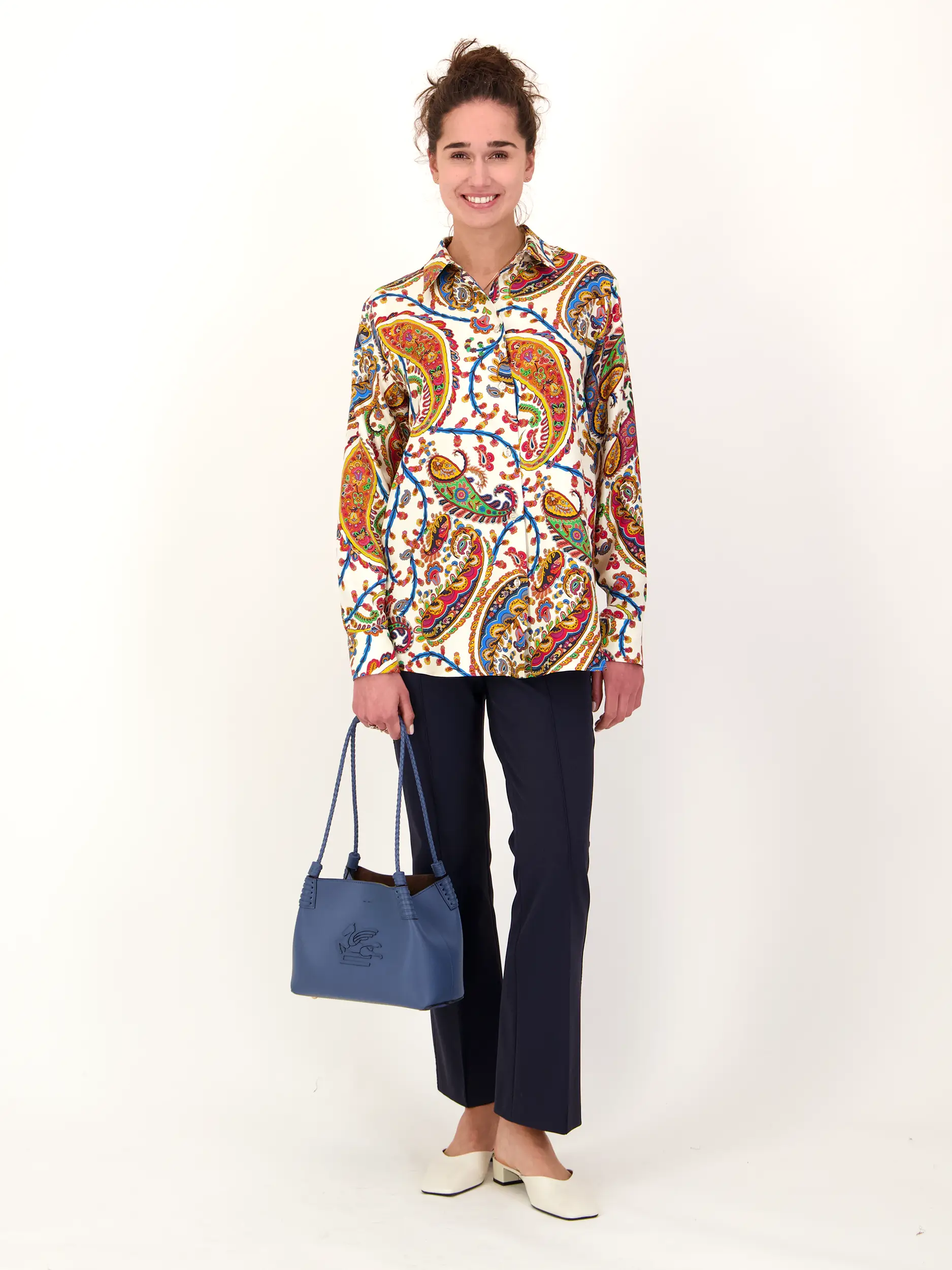 Gemusterte Seidenbluse langarm - Artikel Teil eines Outfits getragen von einem Modell - Farbe: Creme