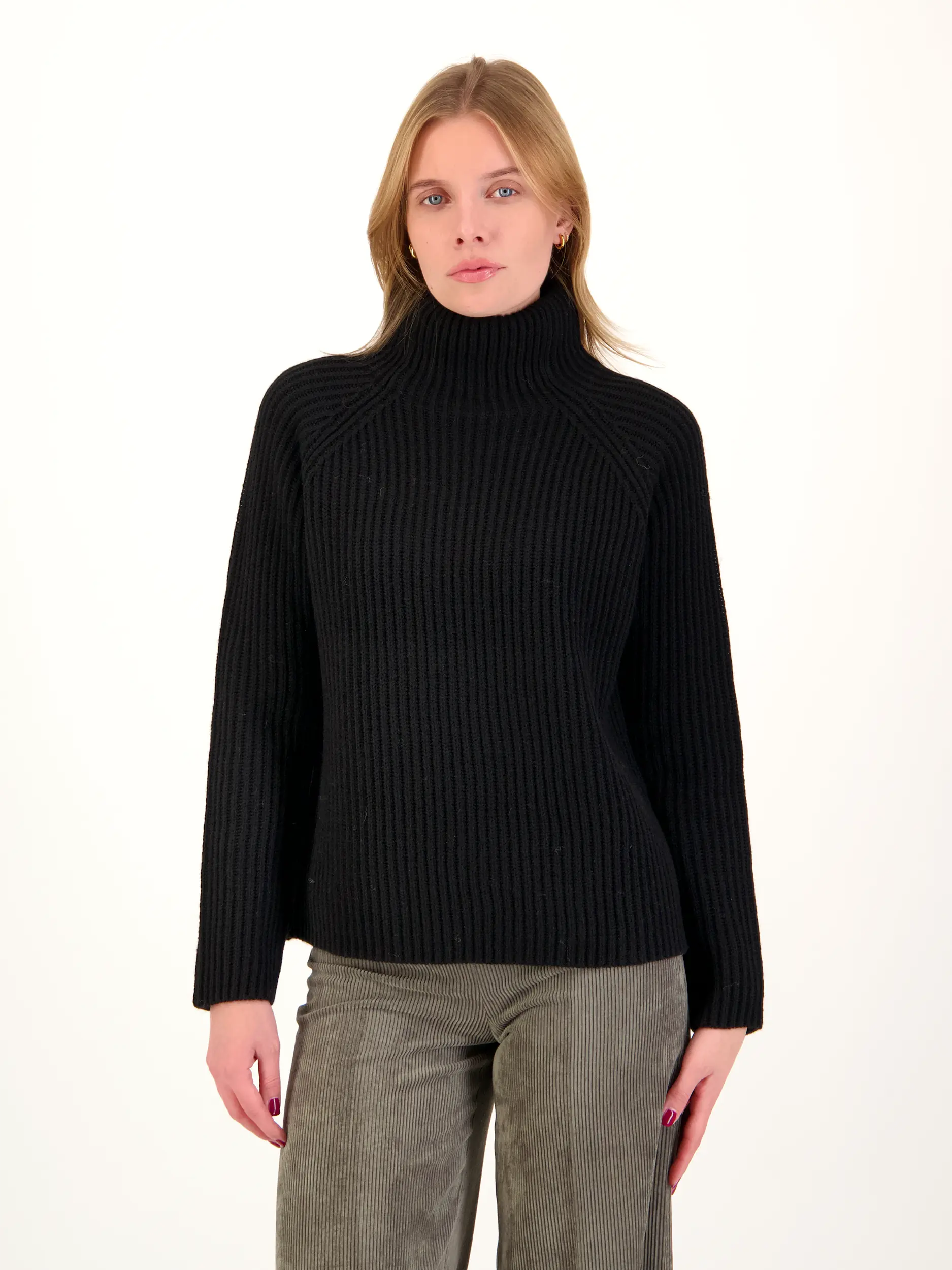 Pullover 'Arwen' aus Wolle - Artikel Vorderseite getragen von einem Modell - Farbe: Schwarz