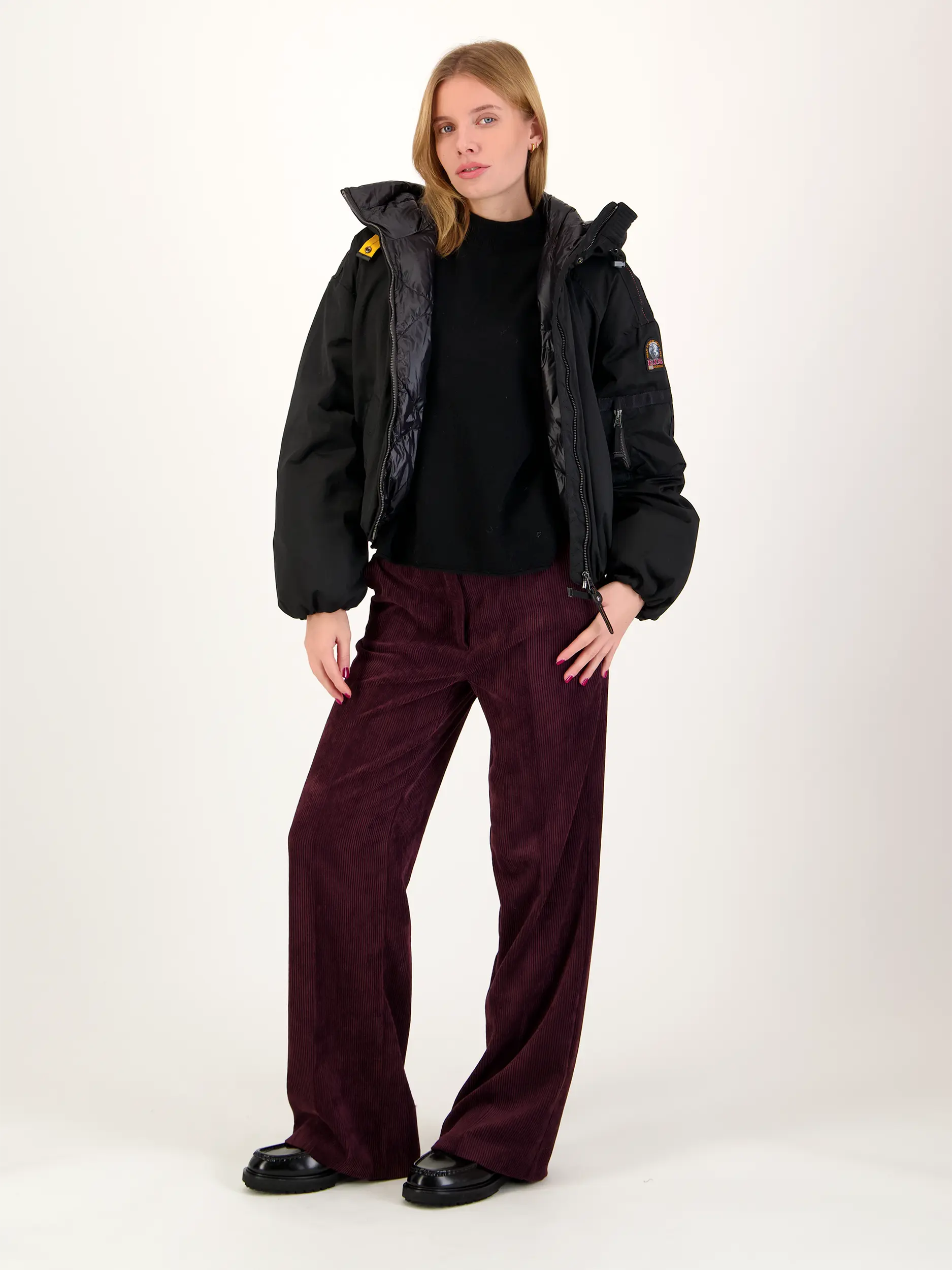 Pullover 'Timothea' aus Schurwolle langarm - Artikel Teil eines Outfits getragen von einem Modell - Farbe: Schwarz