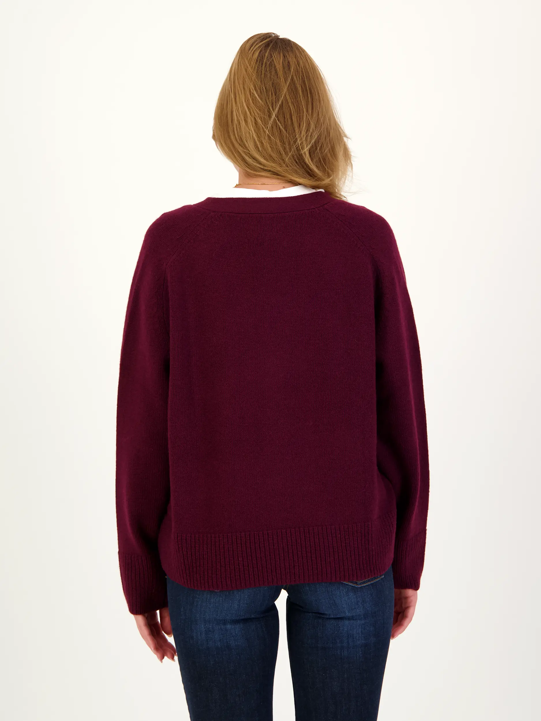 Strickjacke aus Wolle - Artikel Rückseite getragen von einem Modell - Farbe: Rot