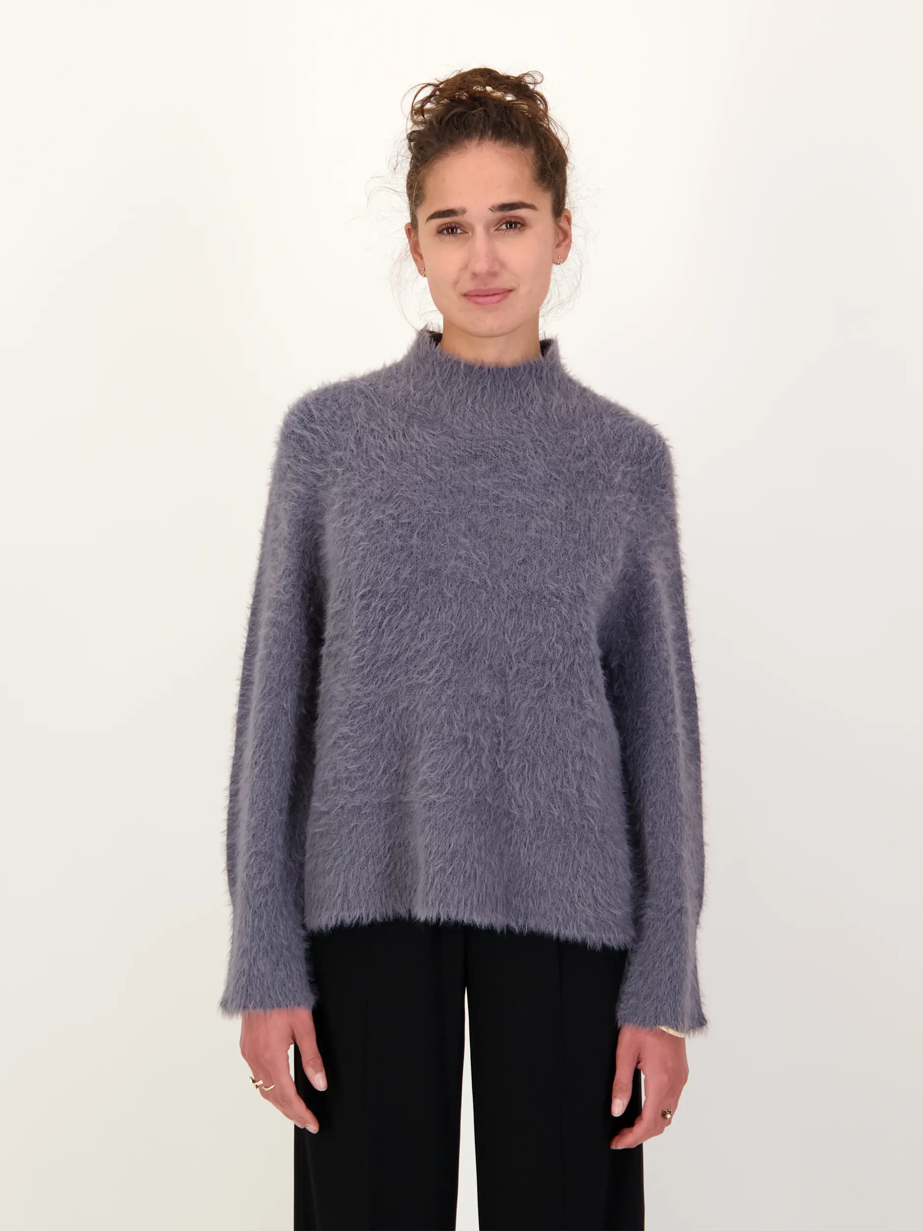 Pullover aus Wolle langarm - Artikel Vorderseite getragen von einem Modell - Farbe: Grau