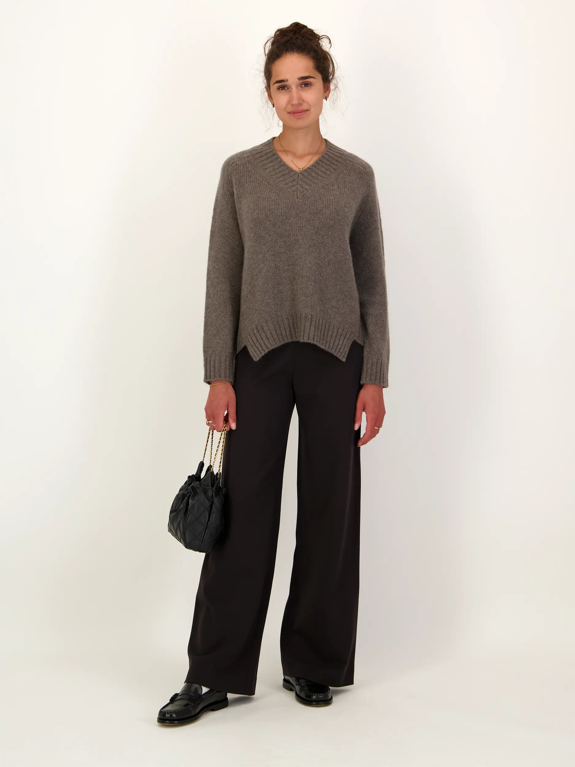 Pullover aus Kaschmir - Artikel Teil eines Outfits getragen von einem Modell