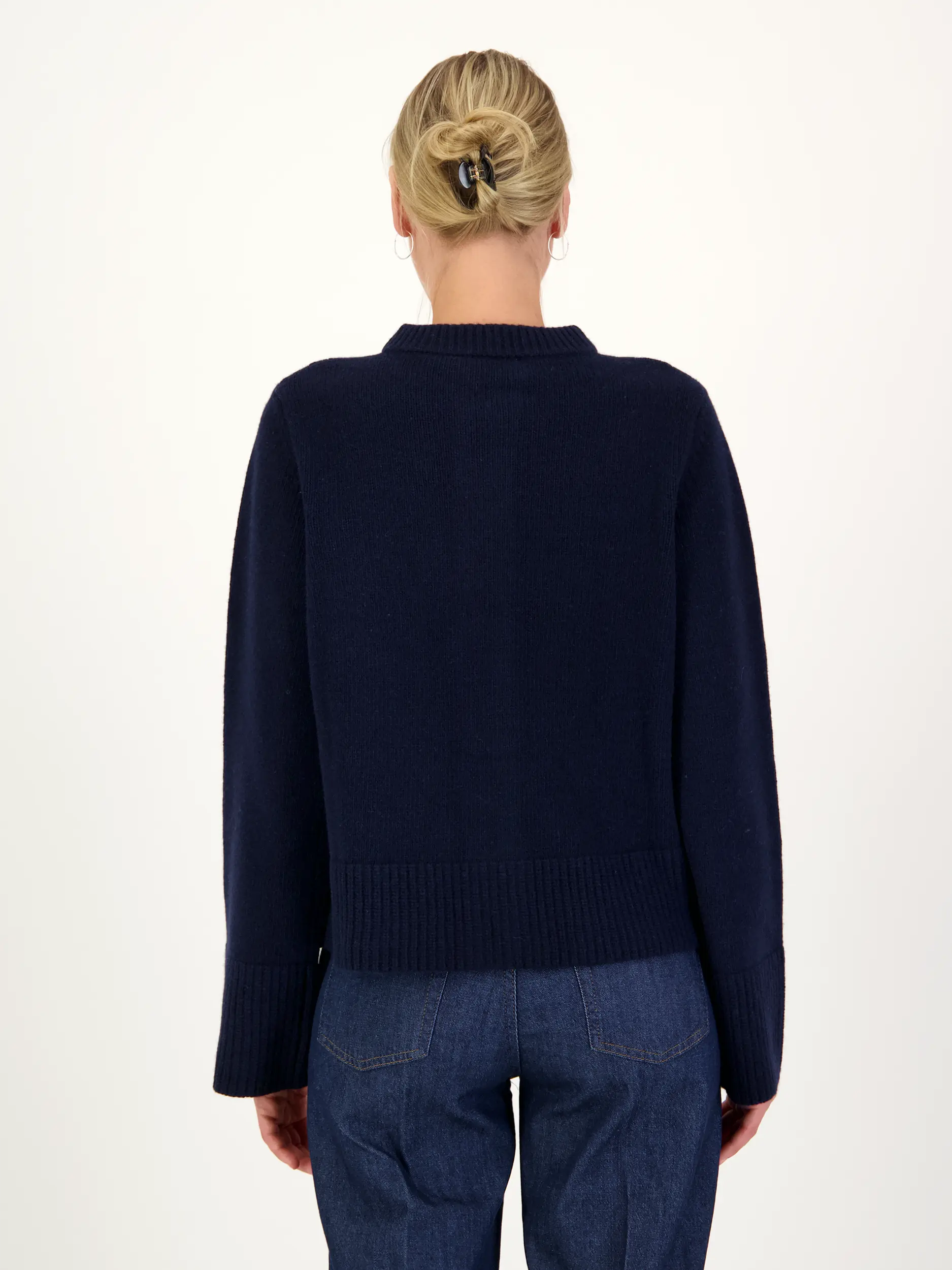 Strickjacke 'Dorothea' aus Kaschmir-Mix langarm - Artikel Rückseite getragen von einem Modell - Farbe: Blau
