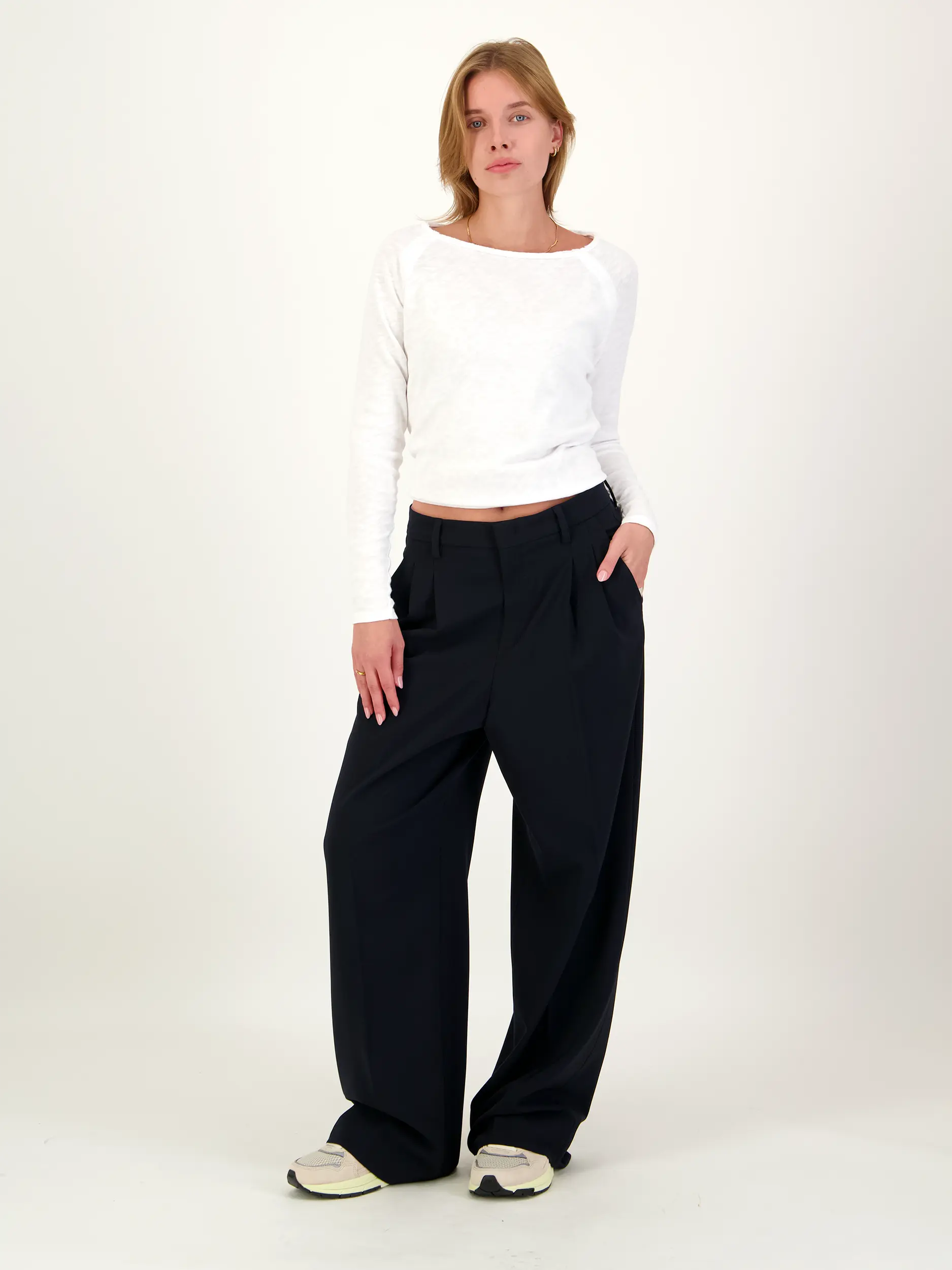 Unisex Hose 'Noa' - Artikel Vorderseite getragen von einem Modell