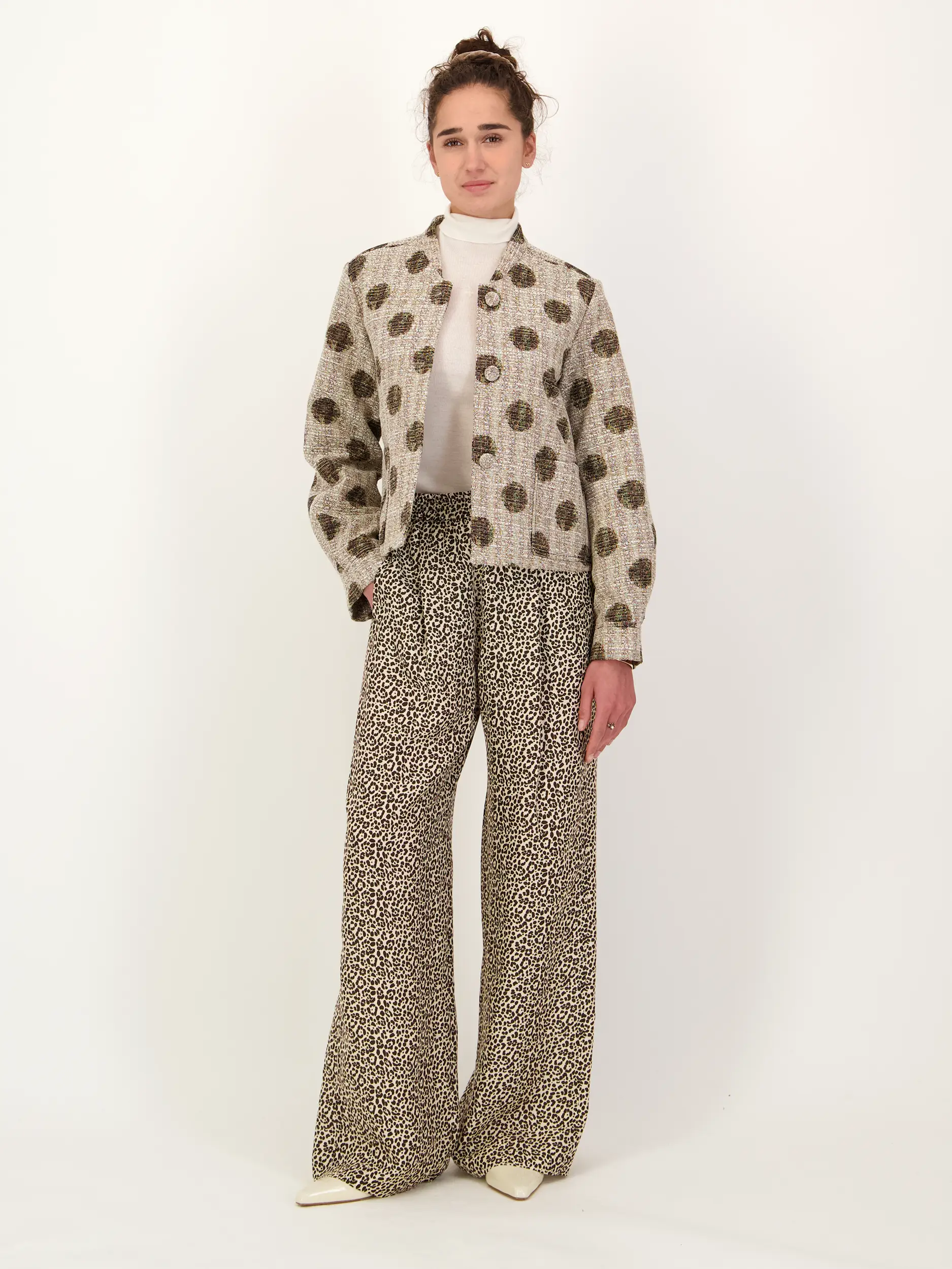 Gepunktete Jacke - Artikel Teil eines Outfits getragen von einem Modell - Farbe: Braun