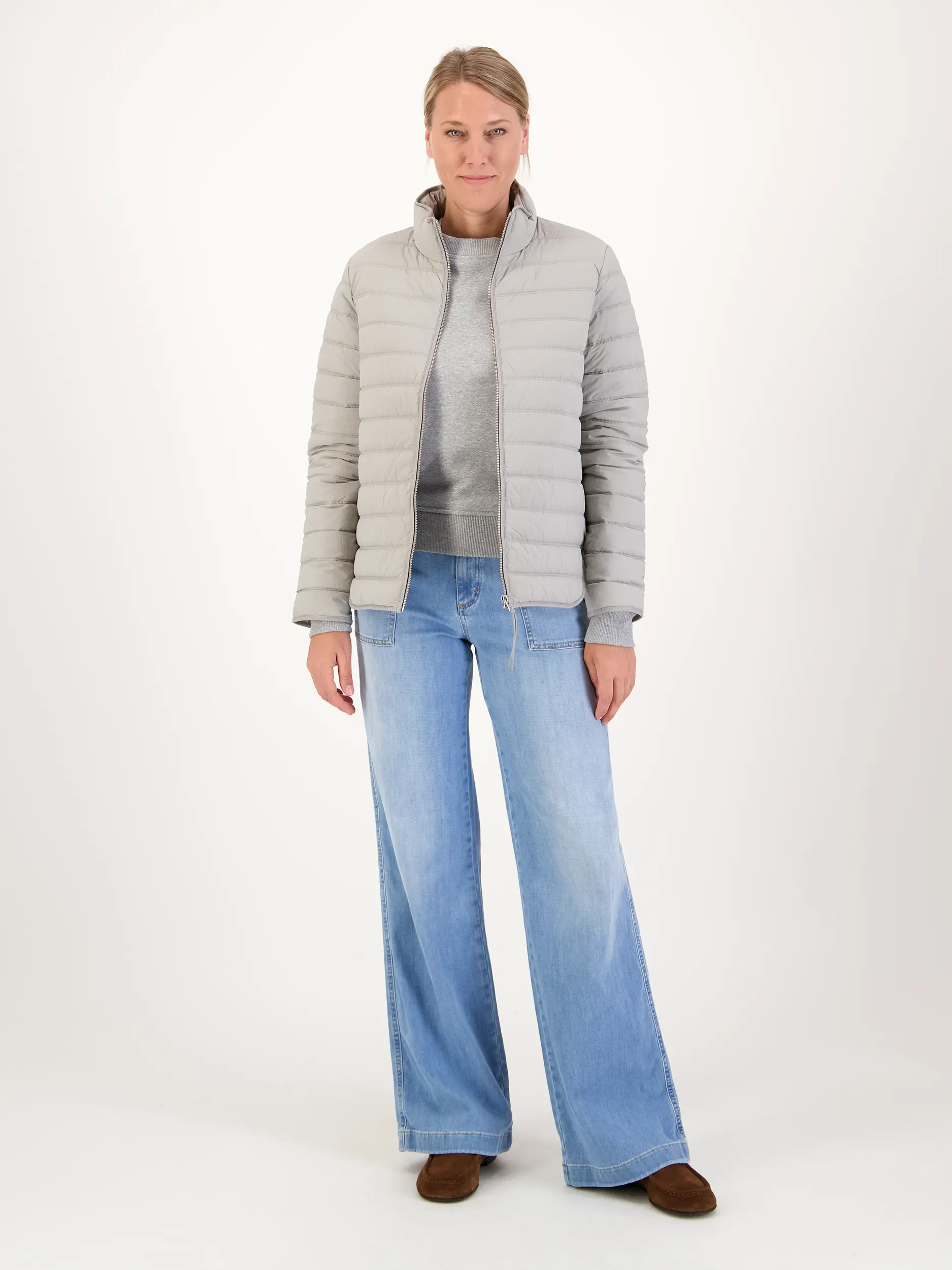 Sweatshirt - Artikel Teil eines Outfits getragen von einem Modell - Farbe: Grau