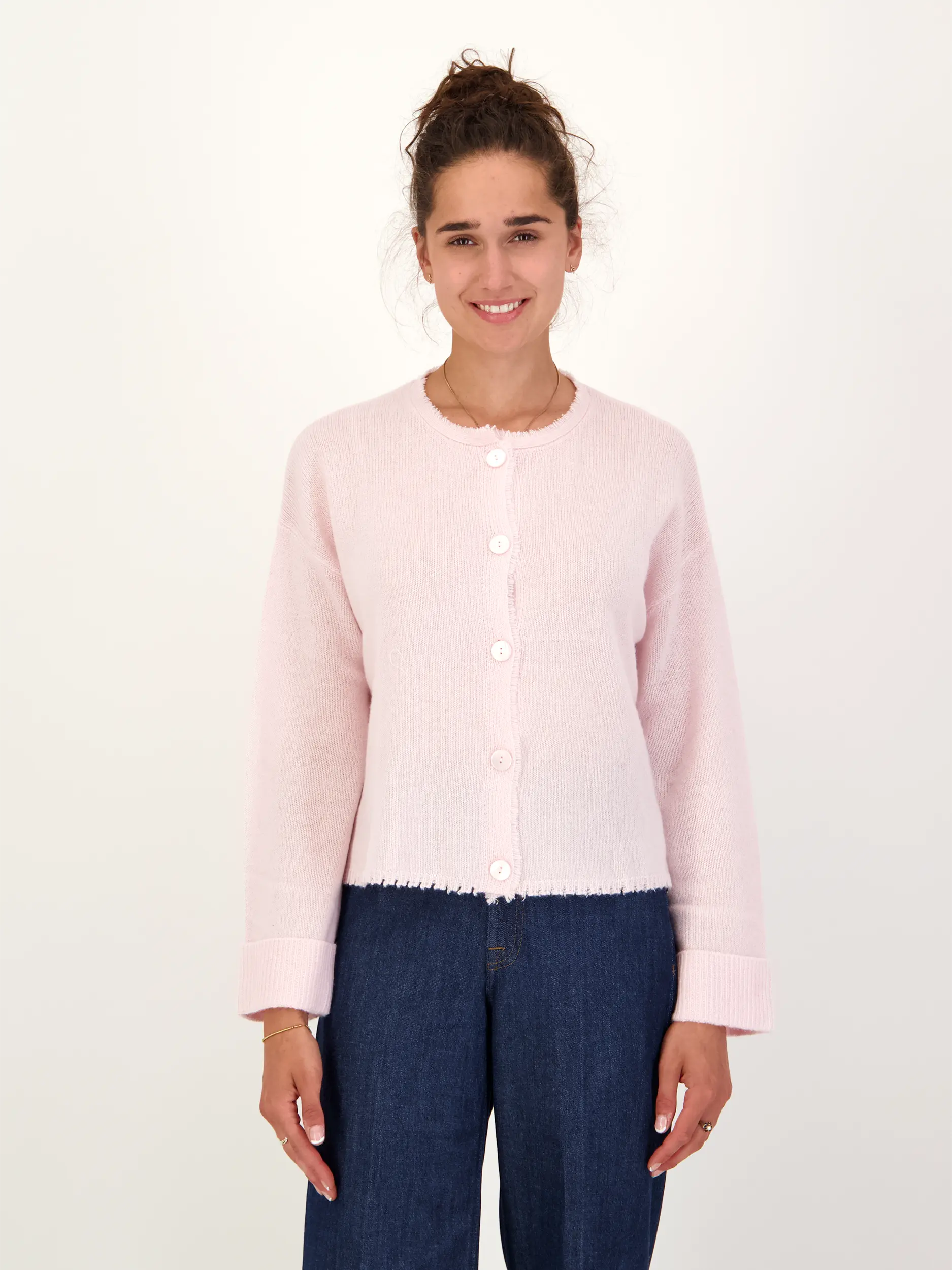 Strickjacke aus Kaschmir-Mix langarm - Artikel Vorderseite getragen von einem Modell - Farbe: Rosa&Pink