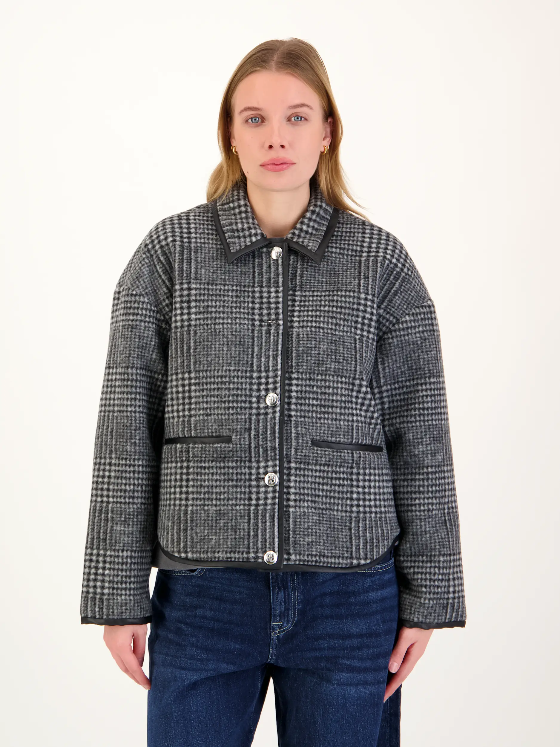 Karierte Wolljacke - Artikel Vorderseite getragen von einem Modell - Farbe: Grau Karierte Wolljacke - Artikel Vorderseite getragen von einem Modell - Farbe: Grau