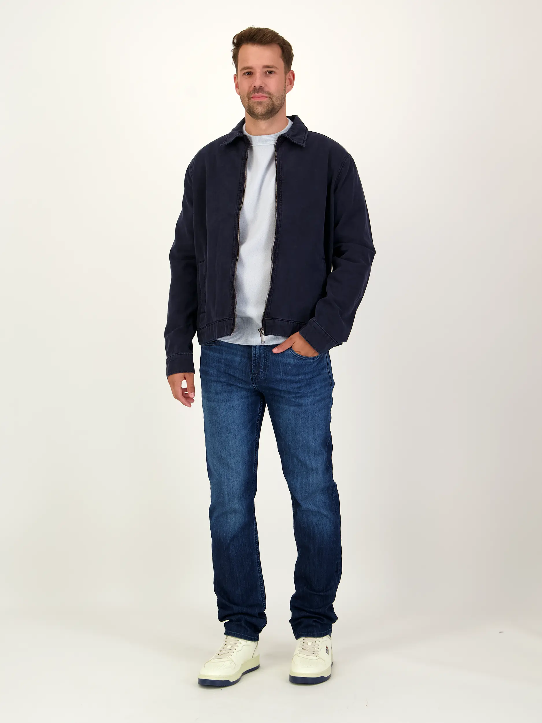 Pullover aus Kaschmir langarm - Artikel Teil eines Outfits getragen von einem Modell