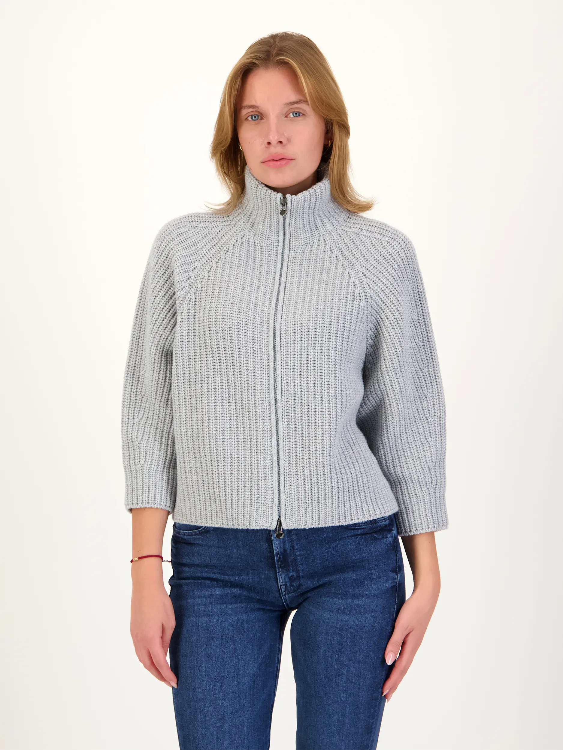 Strickjacke 'Fallou zip' aus Kaschmir - Artikel Vorderseite getragen von einem Modell - Farbe: Grau