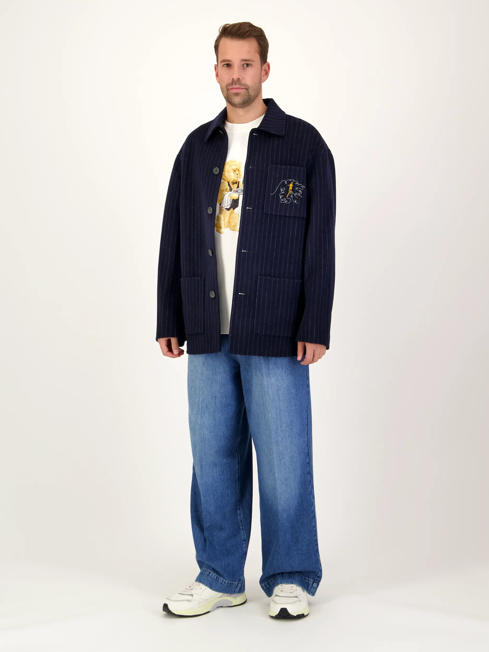 Overshirt - Artikel Teil eines Outfits getragen von einem Modell - Farbe: Blau