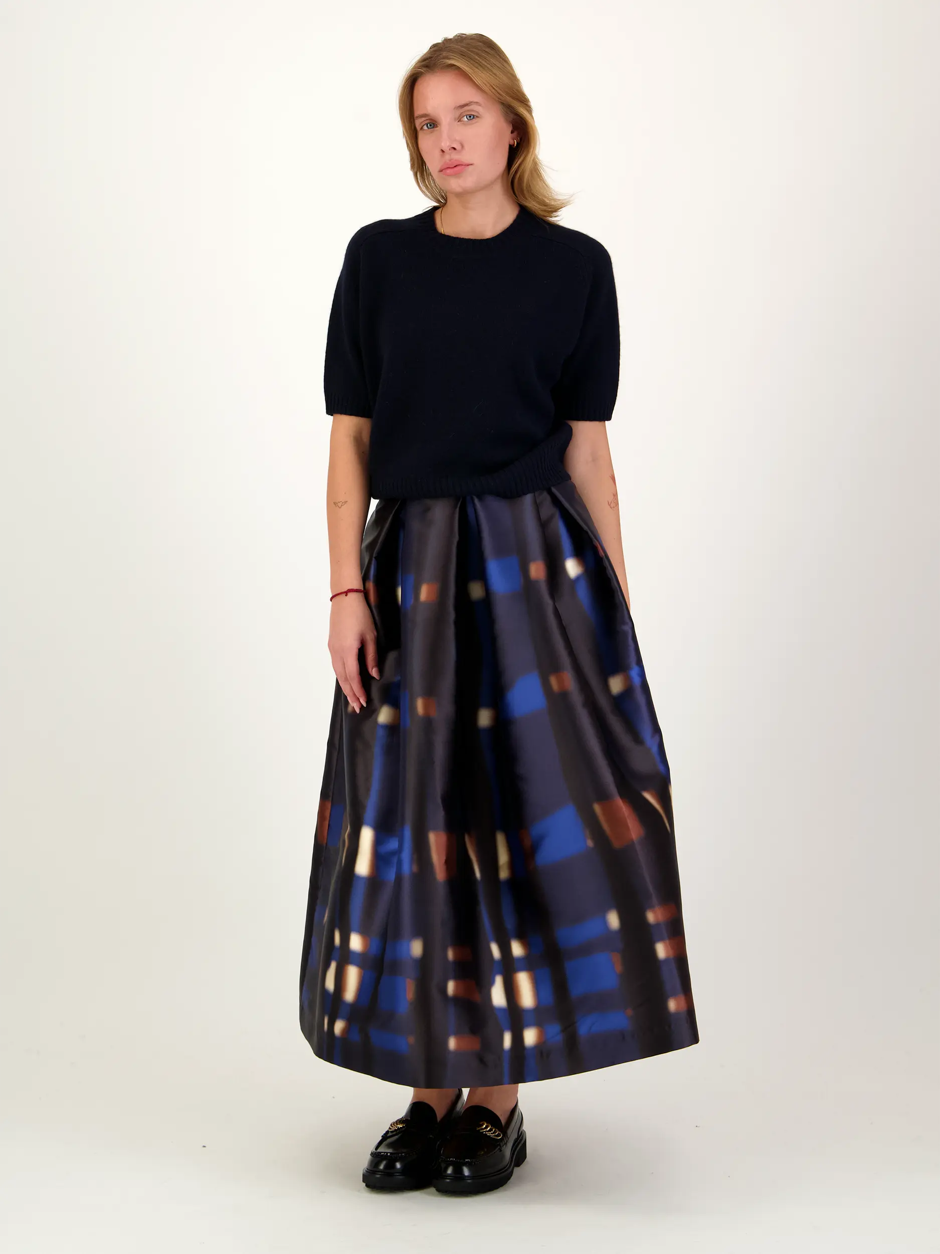 Gemusterter Midirock 'Luna' - Artikel Teil eines Outfits getragen von einem Modell - Farbe: Blau