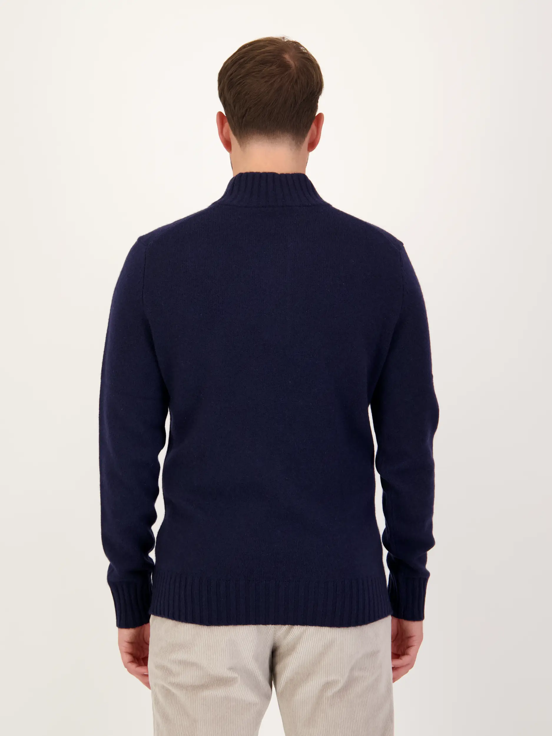 Pullover 'Capua' aus Merinowoll-Mix - Artikel Rückseite getragen von einem Modell - Farbe: Blau