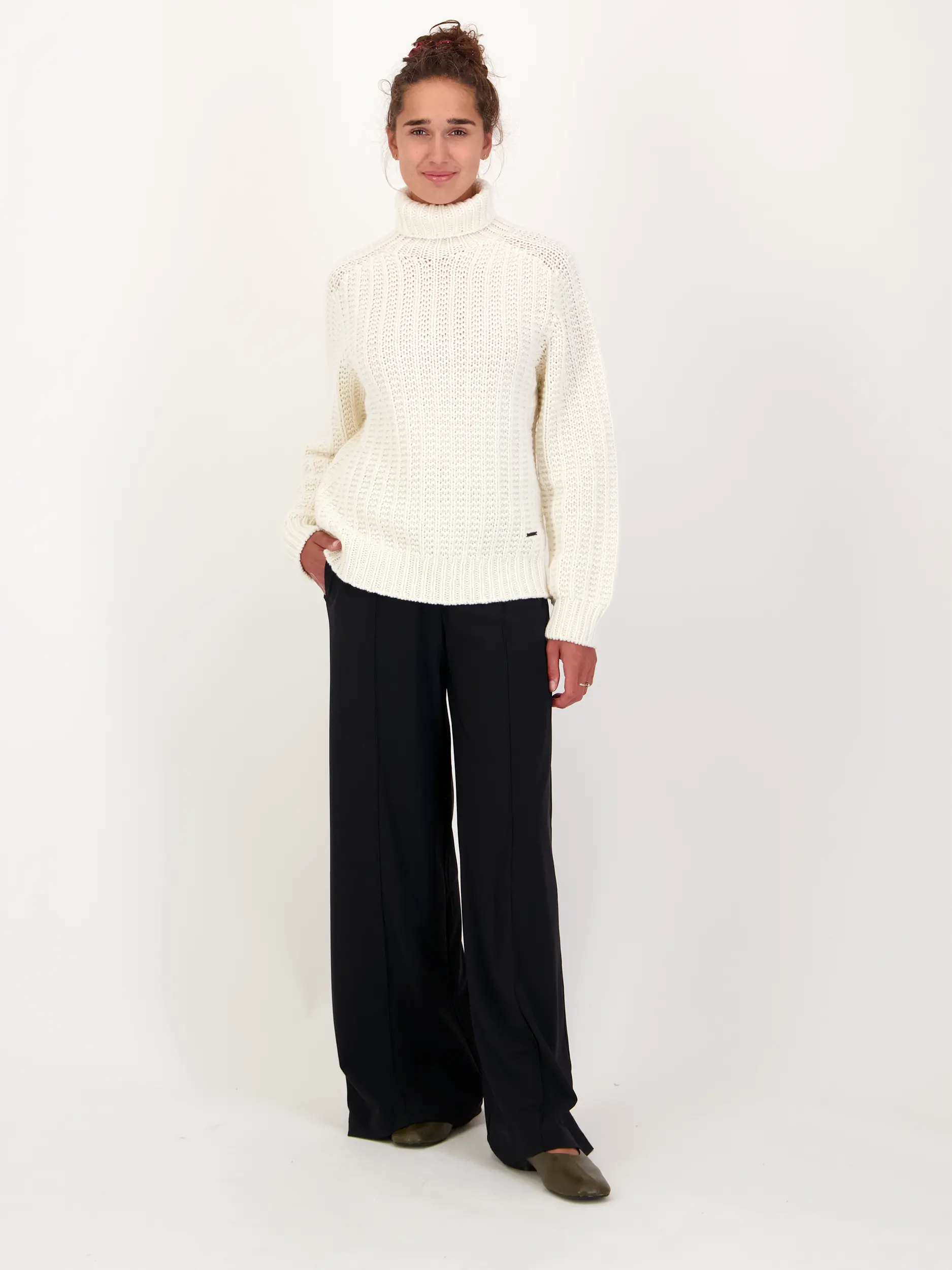 Pullover 'Finar' - Artikel Teil eines Outfits getragen von einem Modell - Farbe: Creme