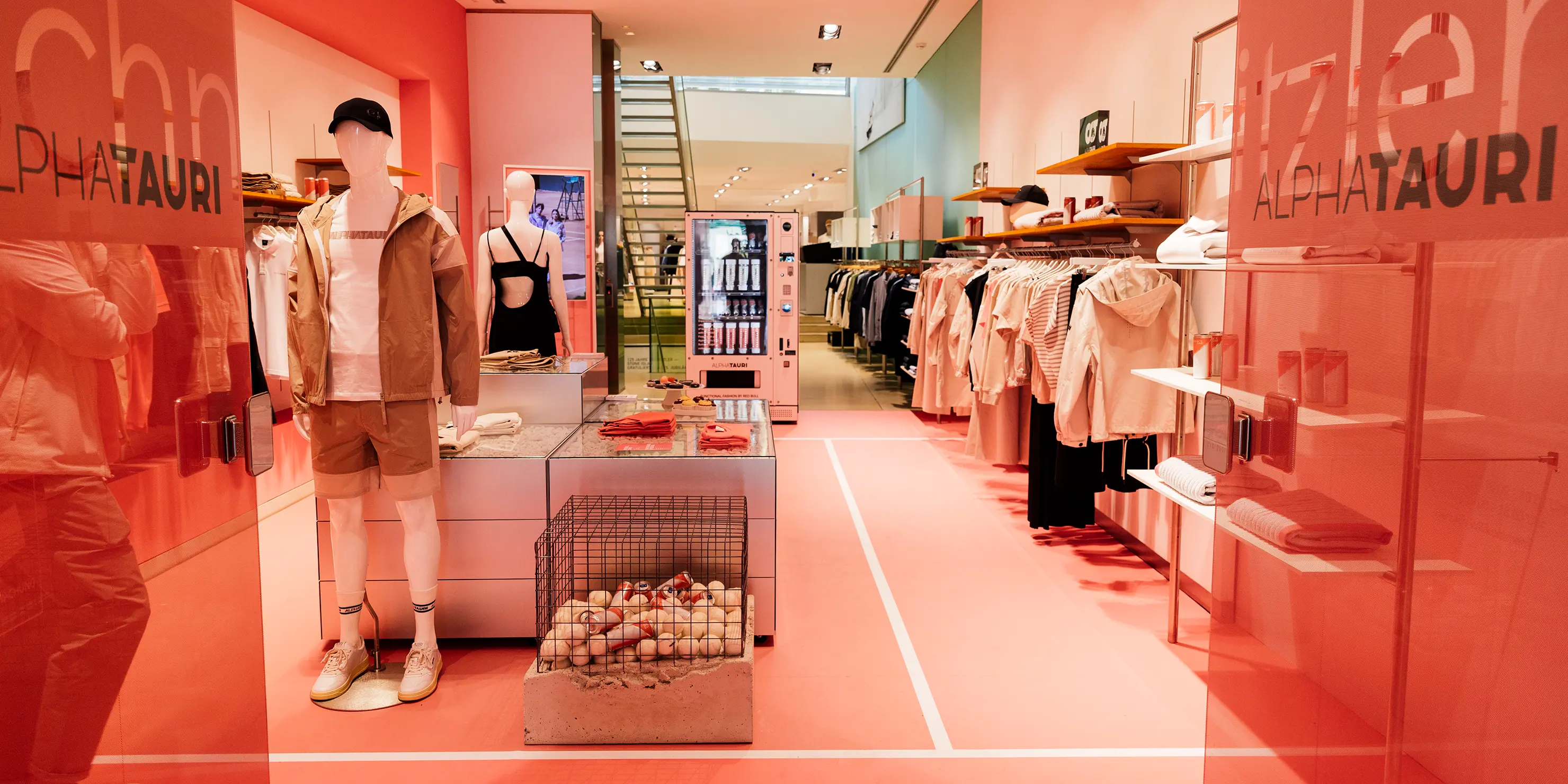 Das Bild zeigt den Eingangsbereich vom Modehaus Schnitzler der passend zur High Summer Capsule von ALPHATAURI gestaltet ist.