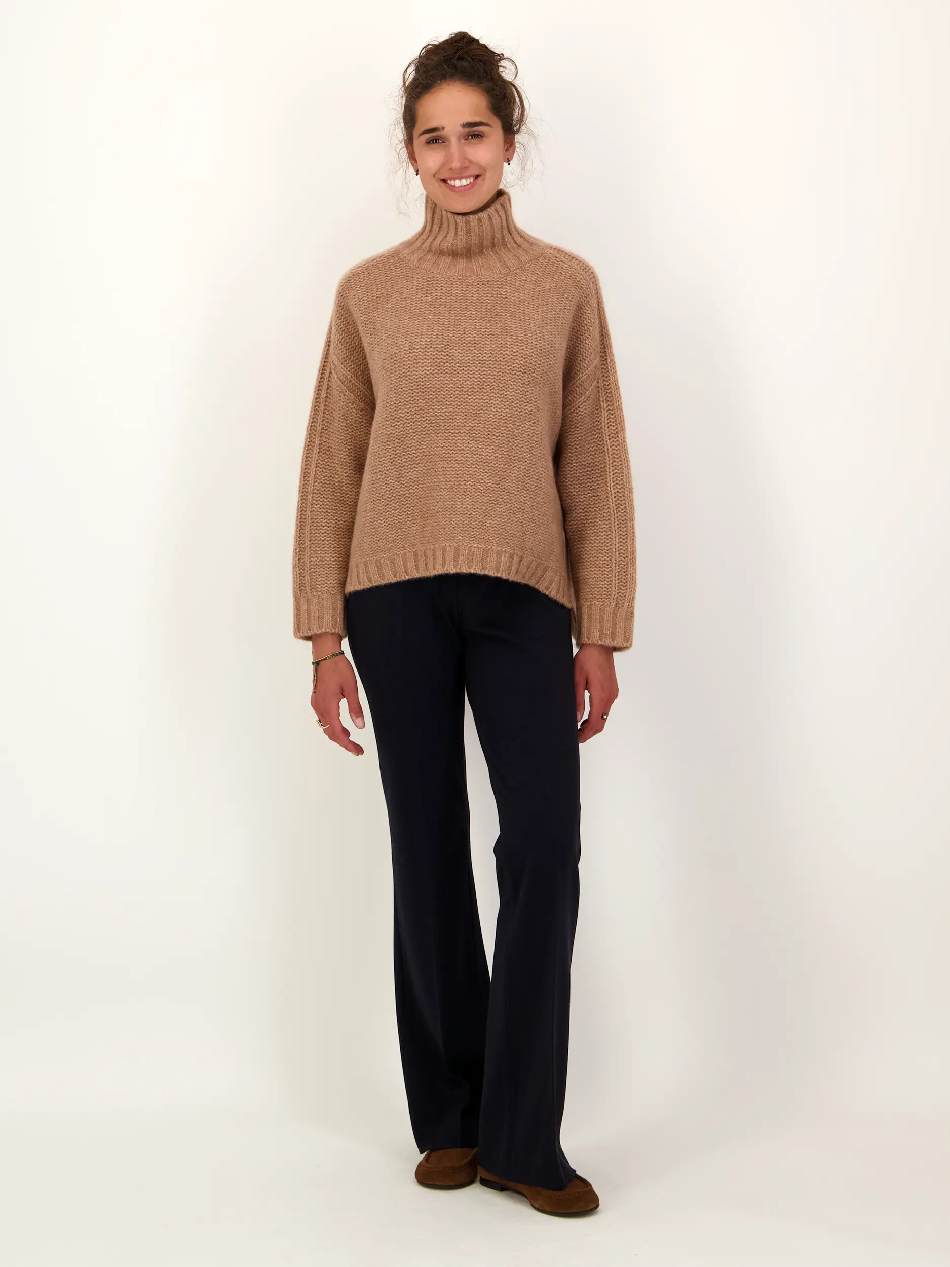 Pullover 'Devon' aus Kaschmir langarm - Artikel Teil eines Outfits getragen von einem Modell